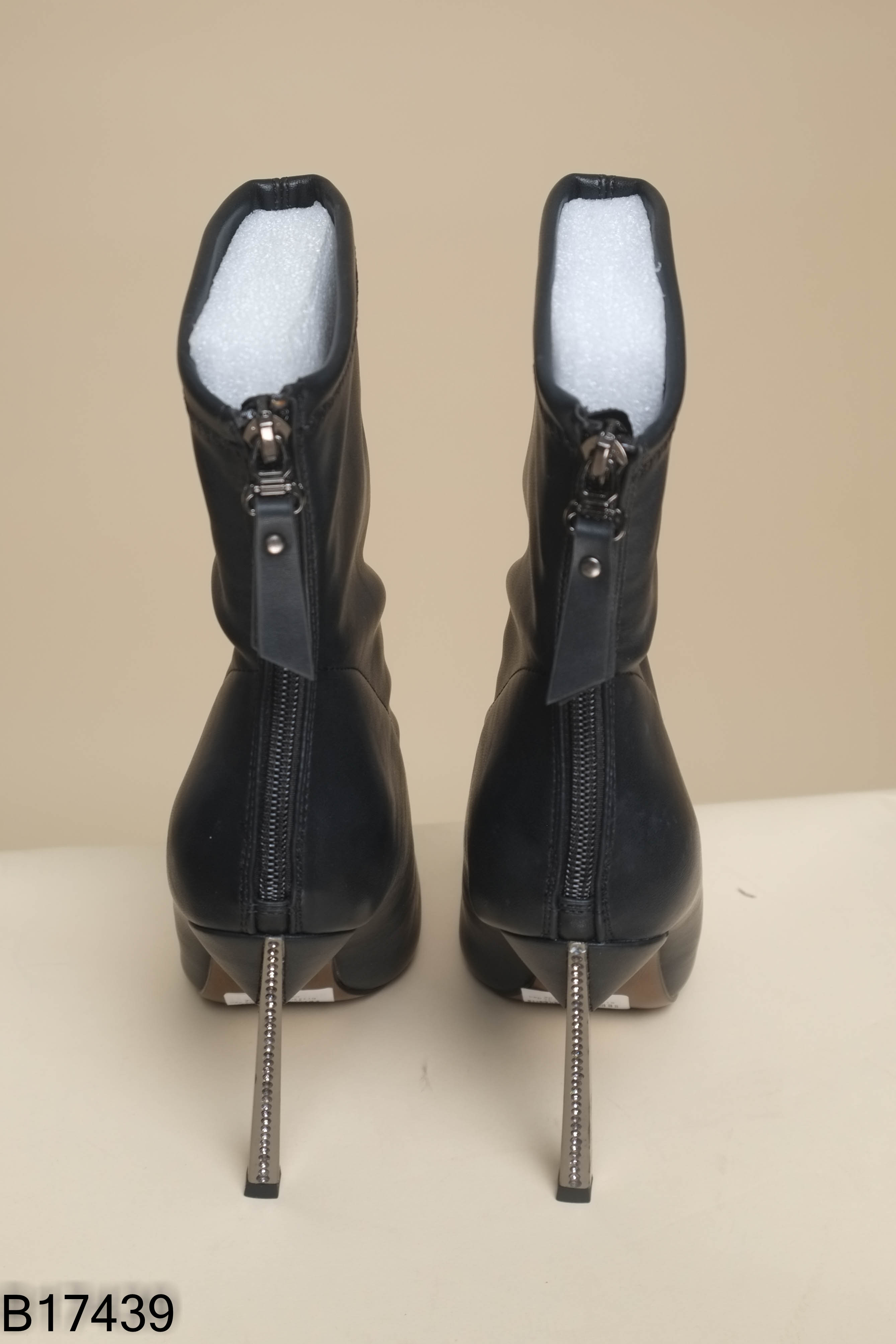 B1743910127-Boots đen da mũi nhọn đế đính đá
