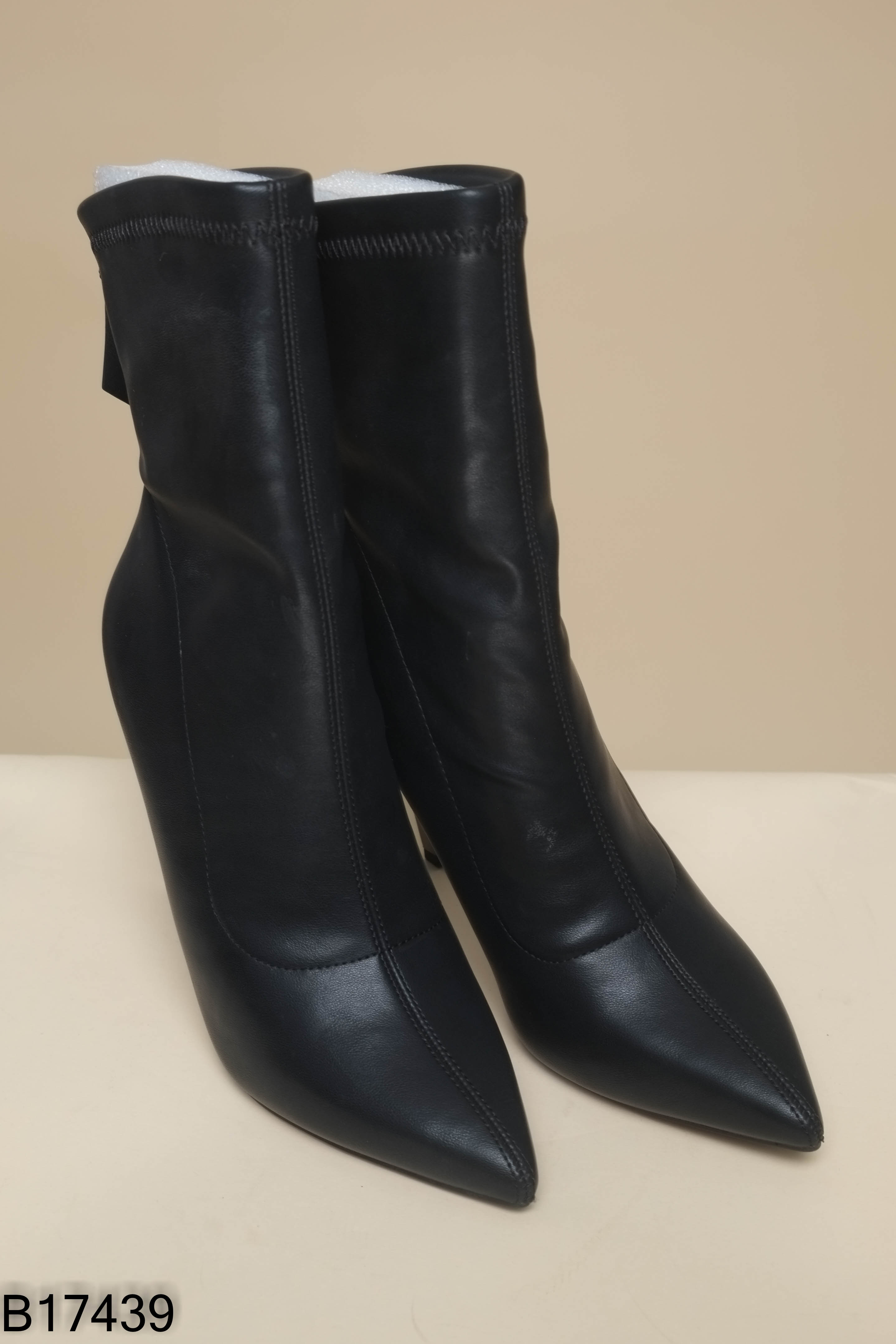B1743910127-Boots đen da mũi nhọn đế đính đá
