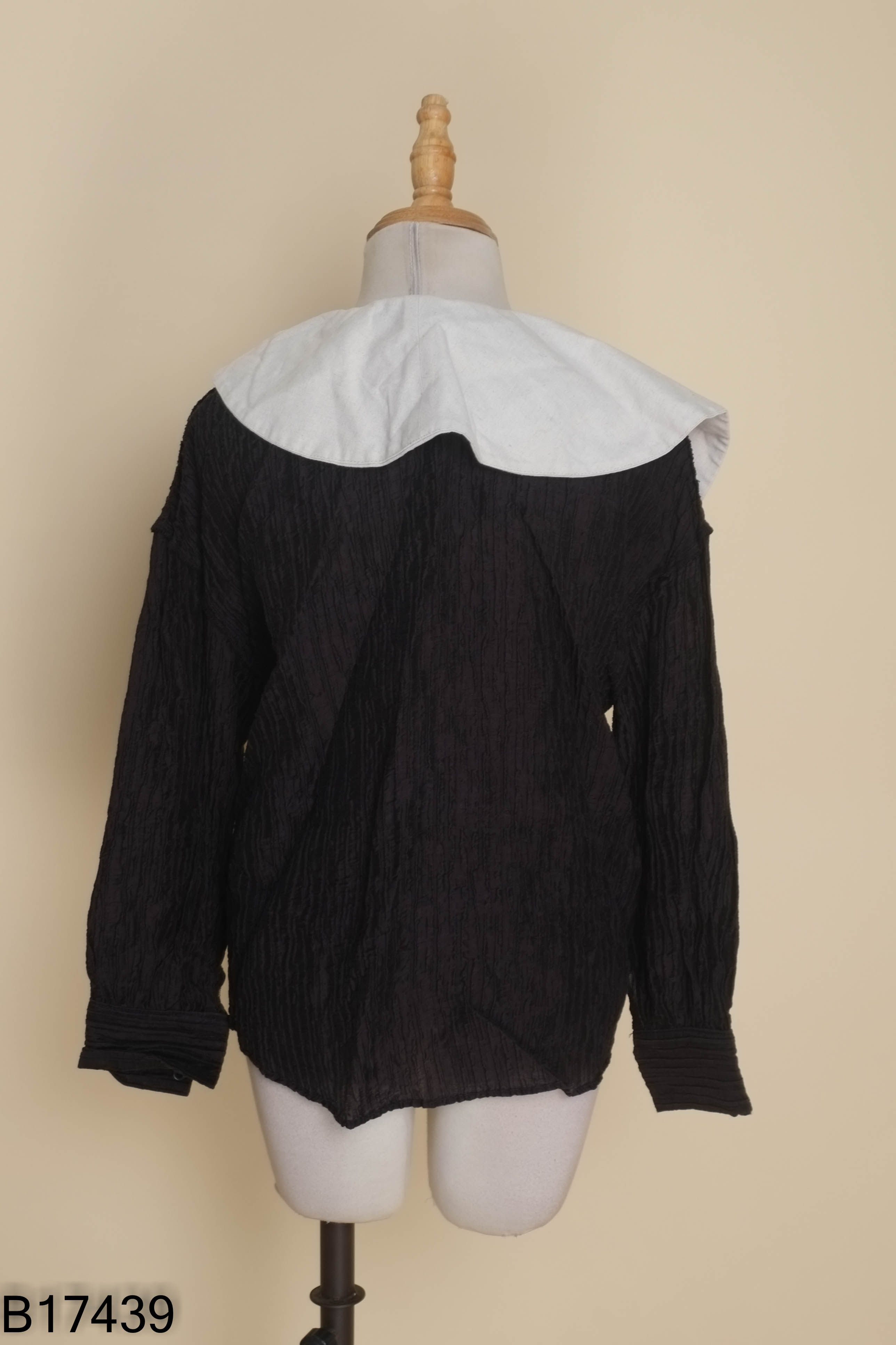 B1743910138-Áo sơ mi đen cổ trắng
