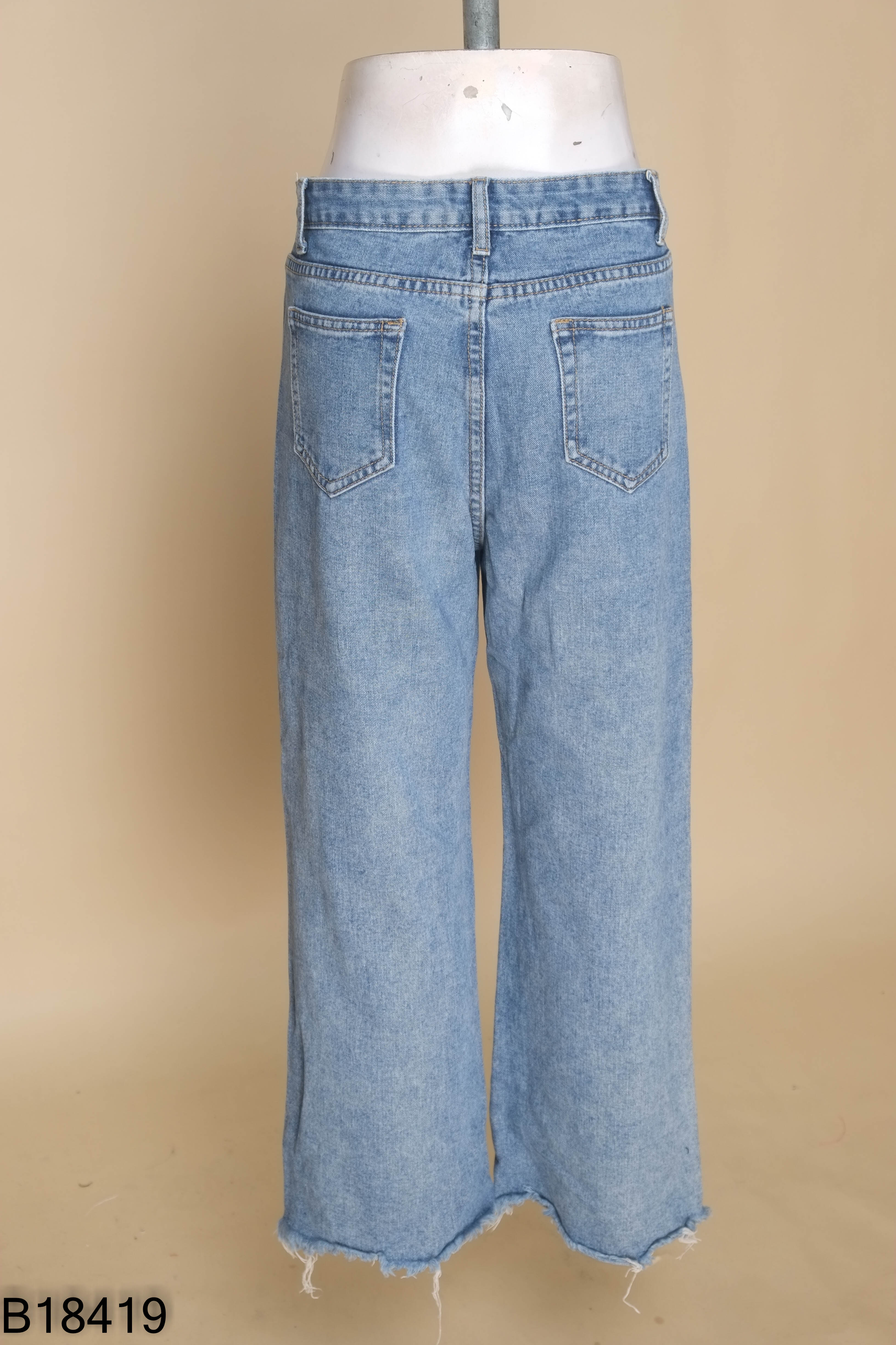 Quần jeans xanh suông cắt gấu