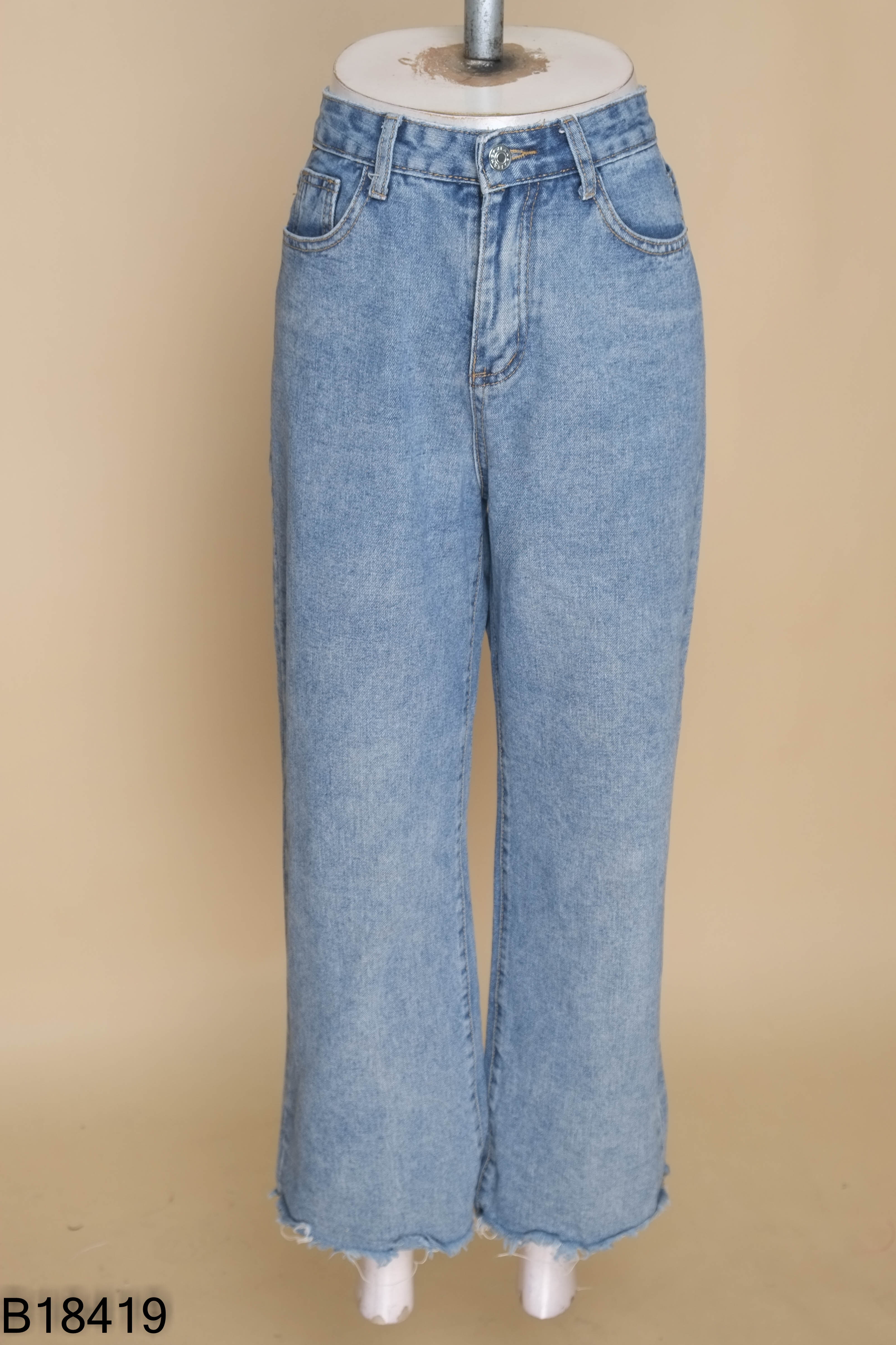 Quần jeans xanh suông cắt gấu