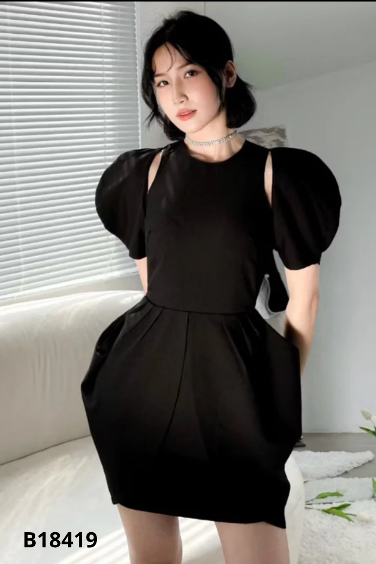 Váy đen trơn khoét nách phối kiểu