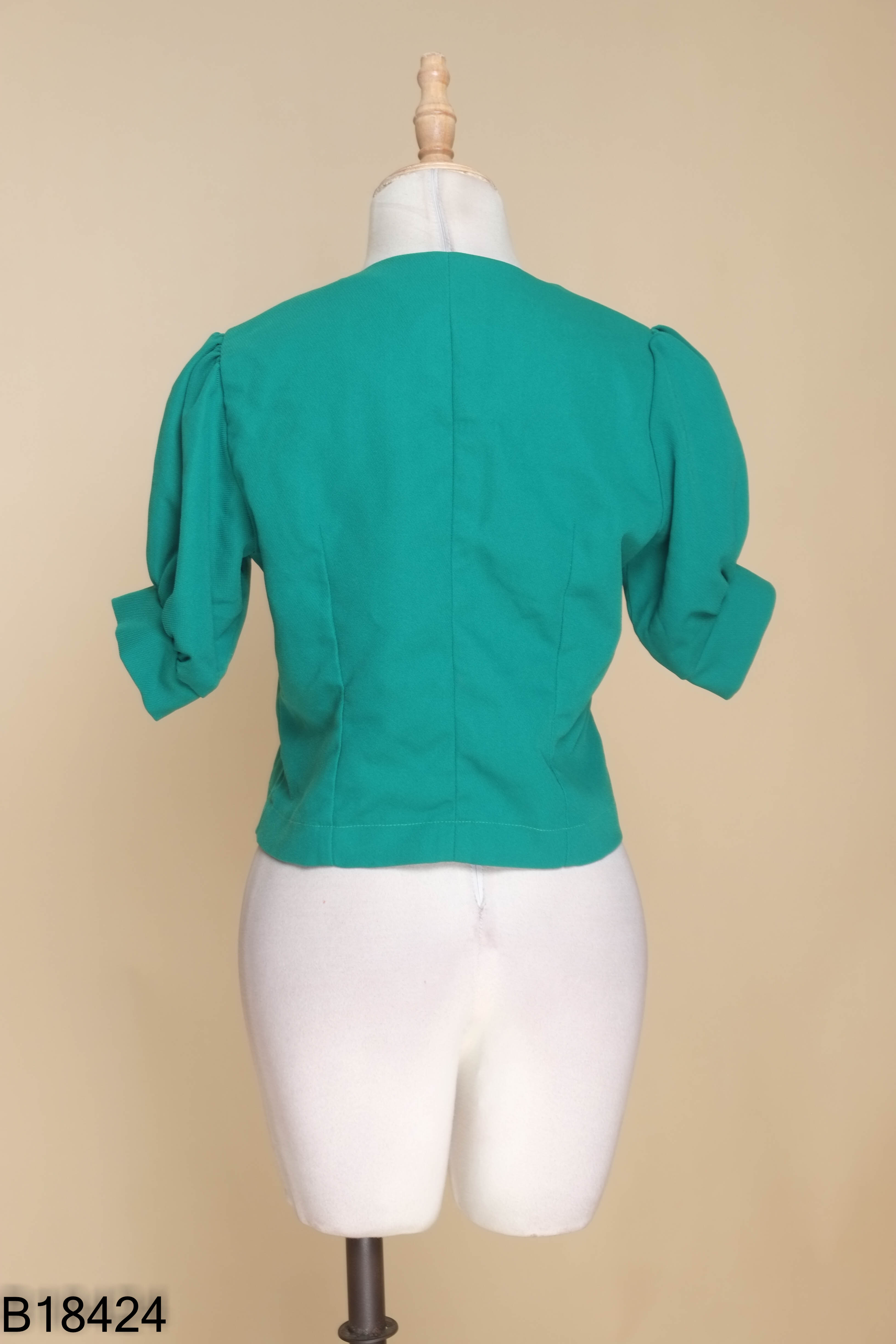 Áo xanh VERO MODA form ngắn