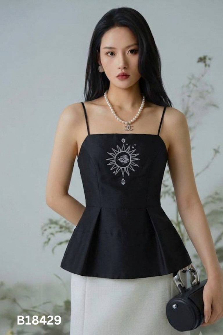 Áo D.CHIC đen thêu họa tiết