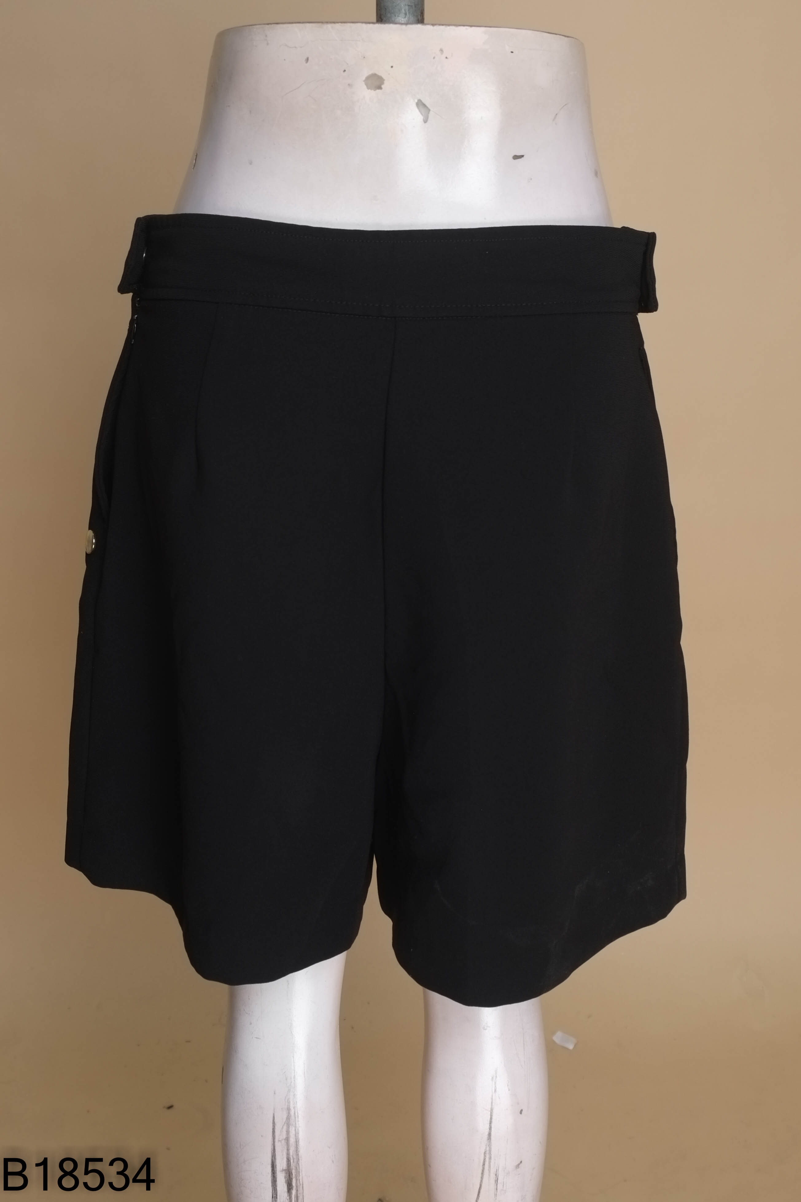 Quần ZARA đen shorts cúc vàng