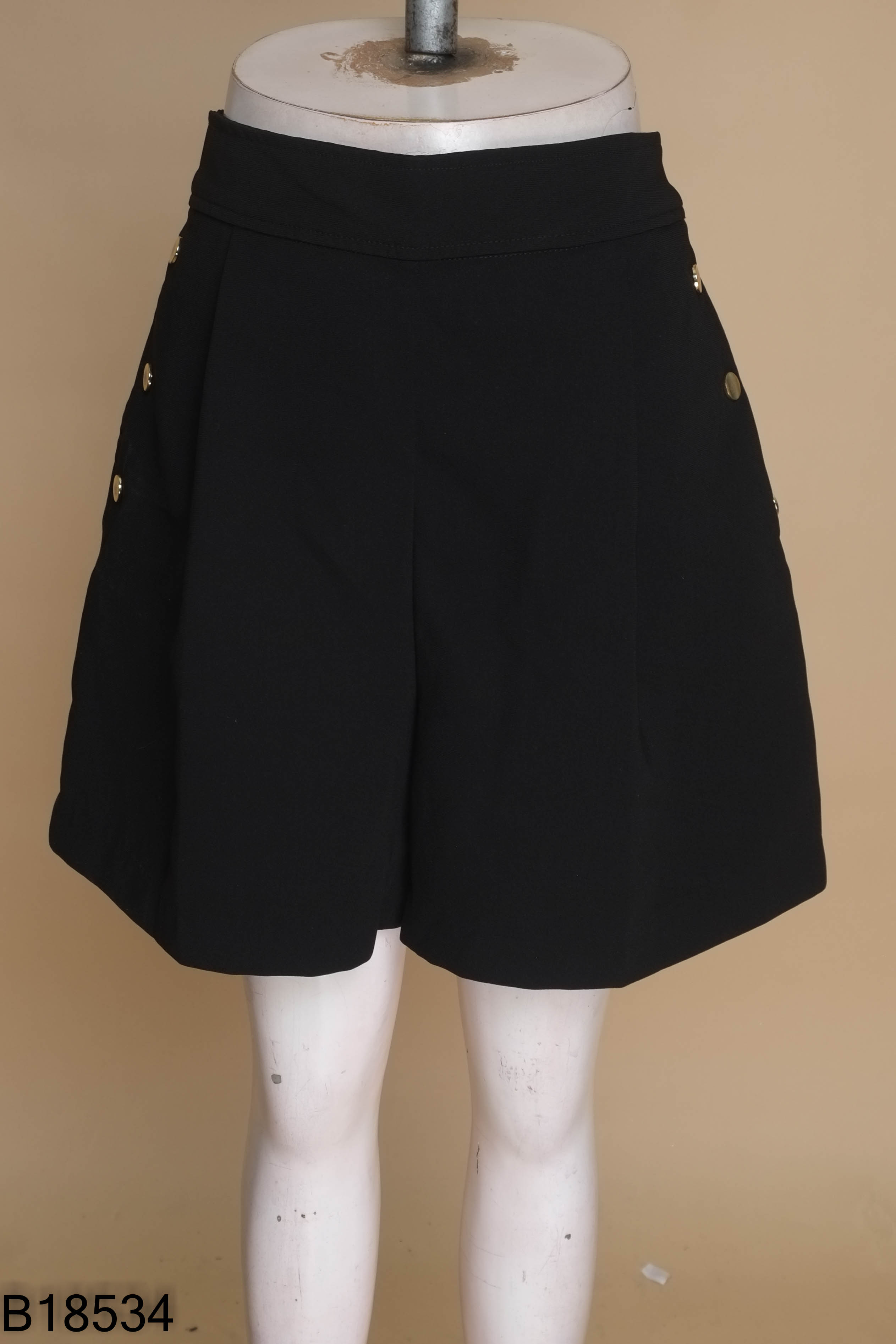 Quần ZARA đen shorts cúc vàng