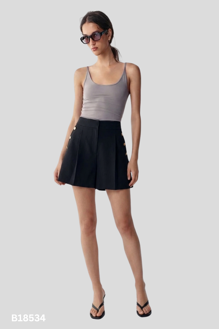 Quần ZARA đen shorts cúc vàng