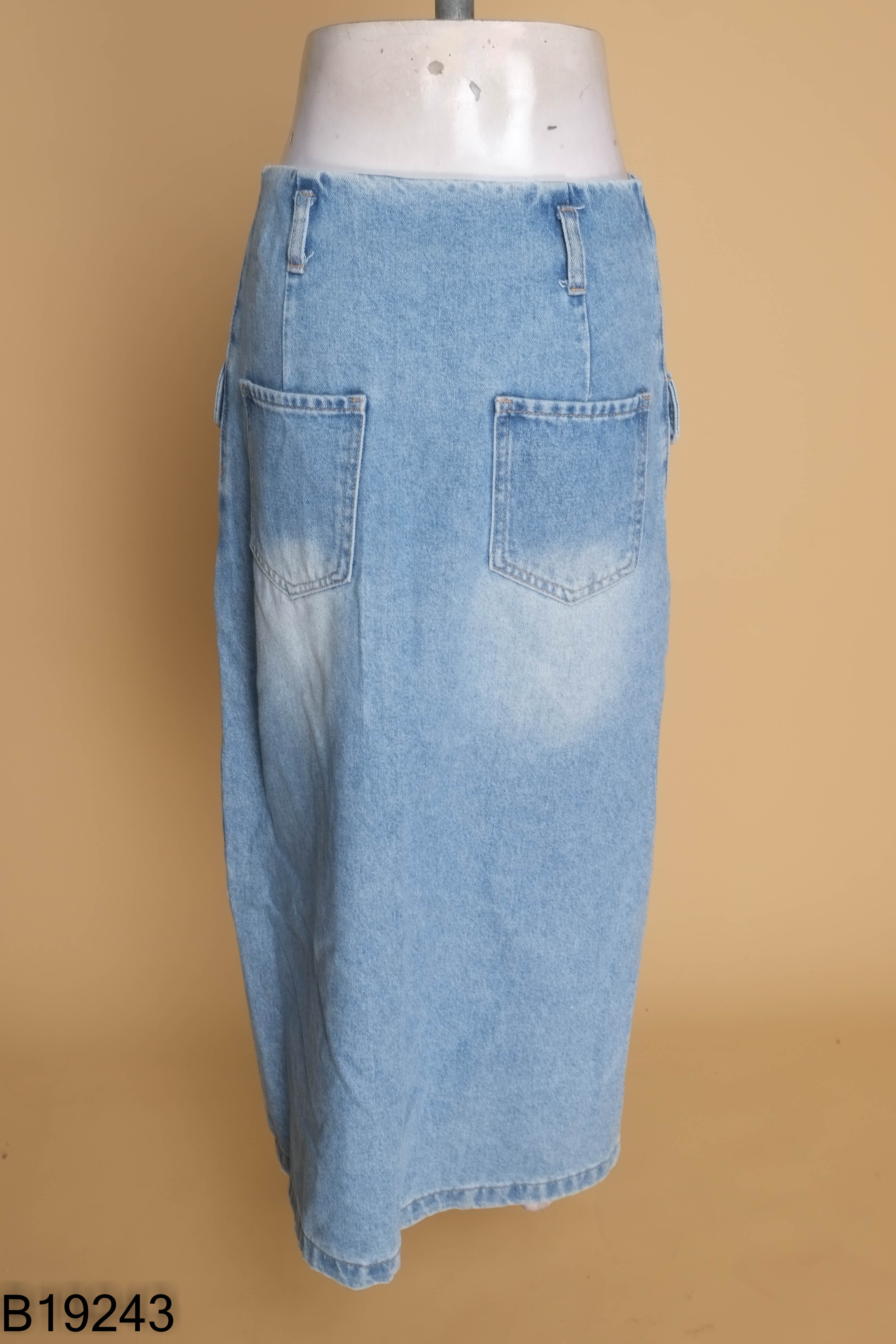 Chân váy jeans xanh phối cúc xẻ