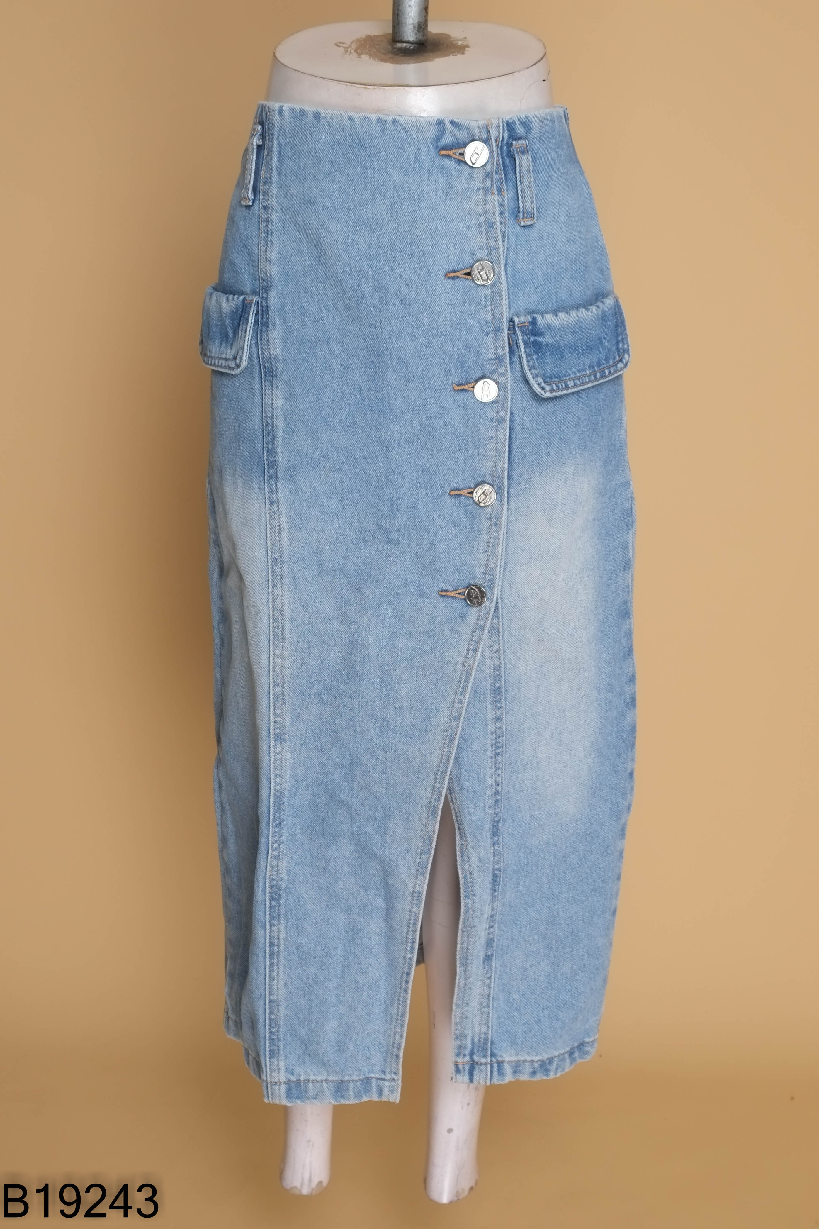 Chân váy jeans xanh phối cúc xẻ