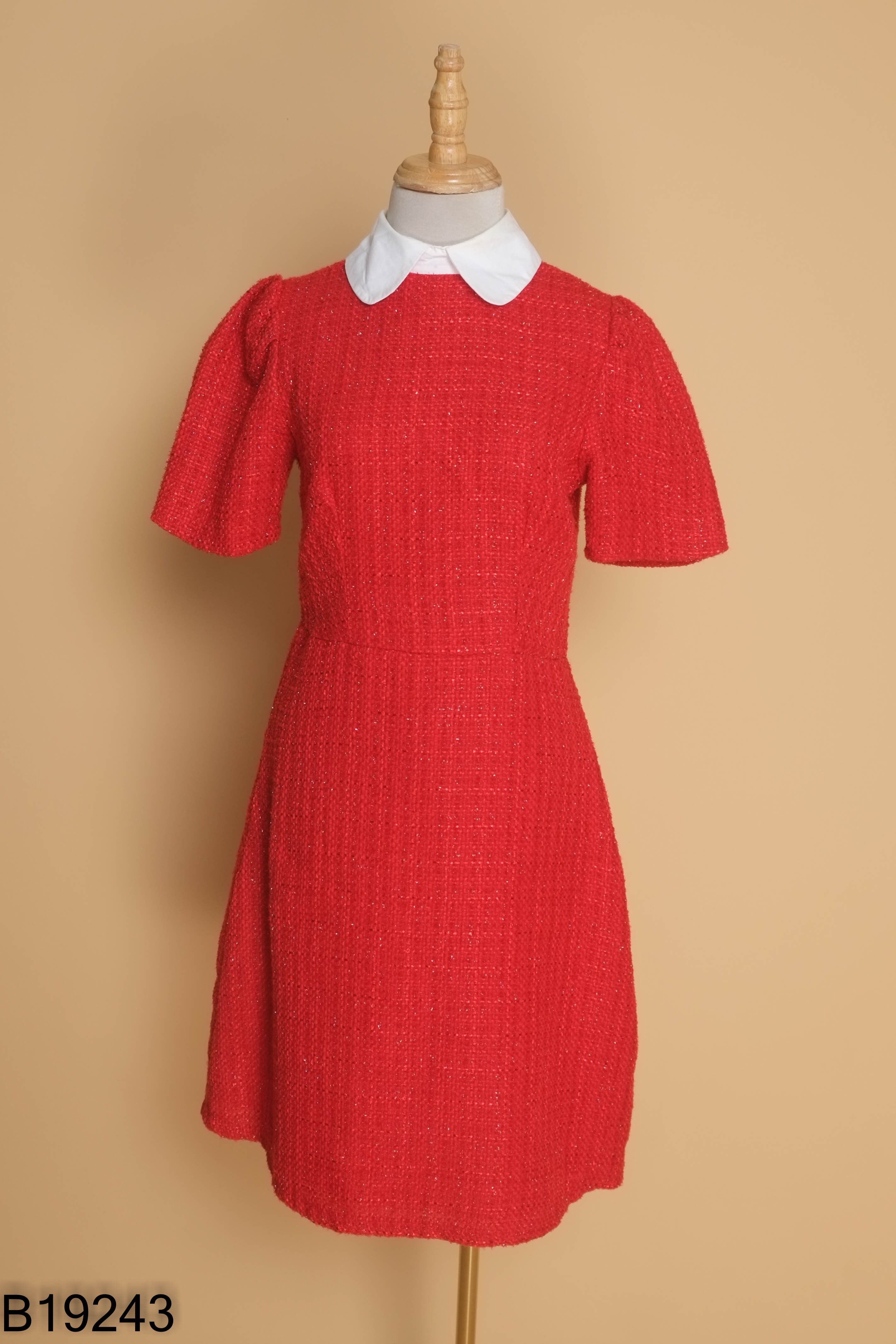 Váy đỏ dạ tweed cổ be họa tiết ánh kim