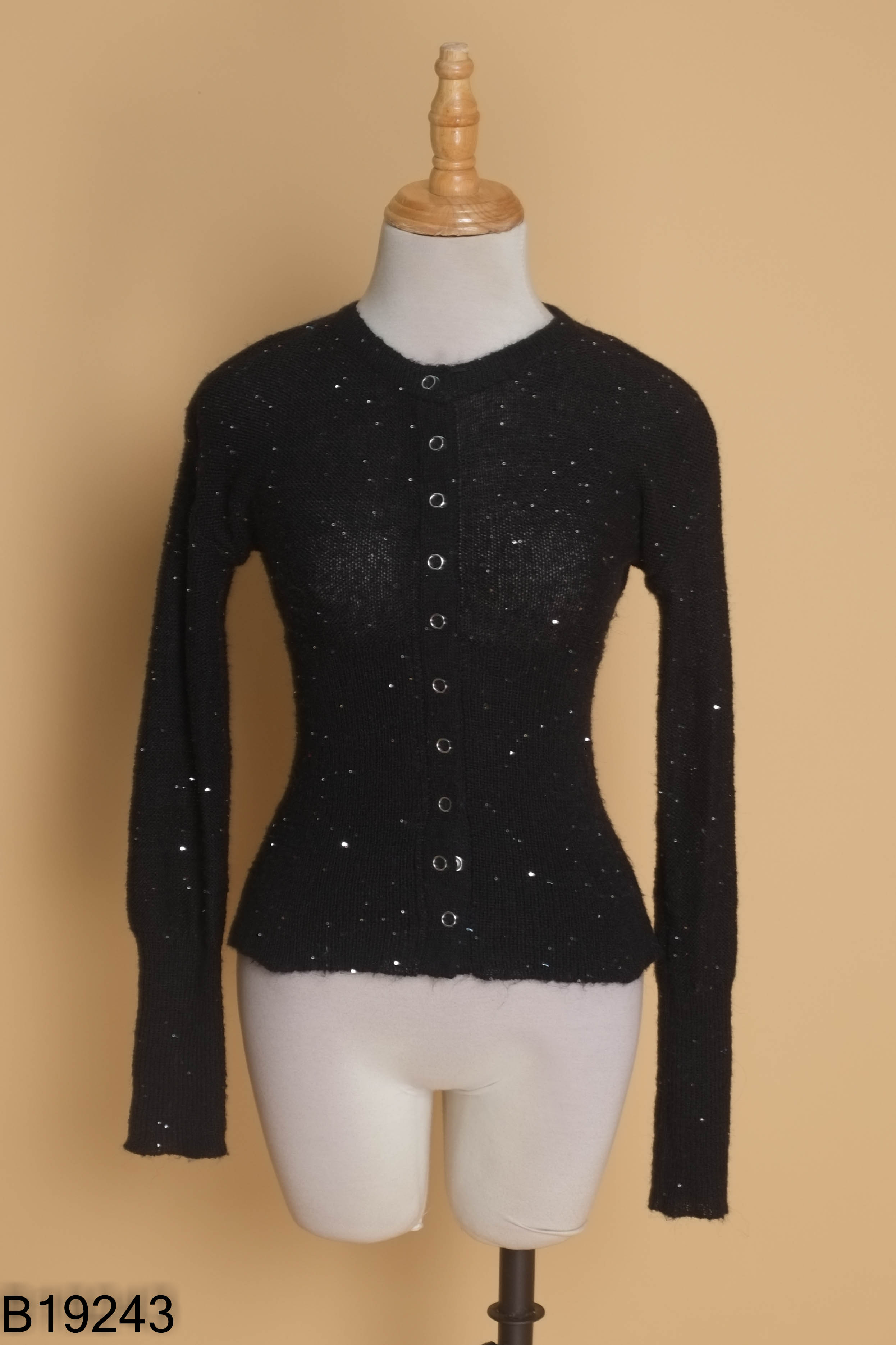 Áo len đen kiểu phối sequin