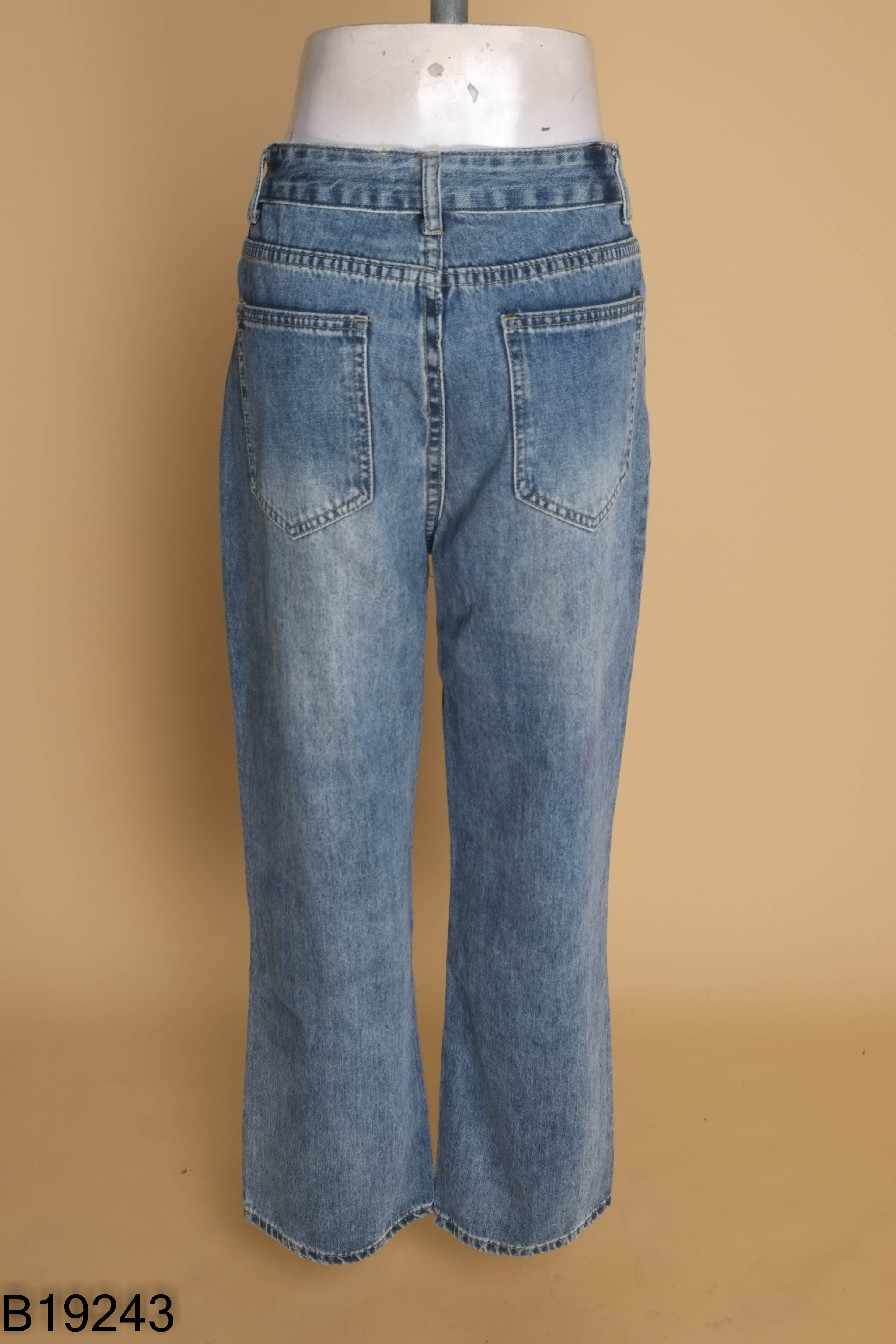 Quần jeans xanh ống rộng rách gối
