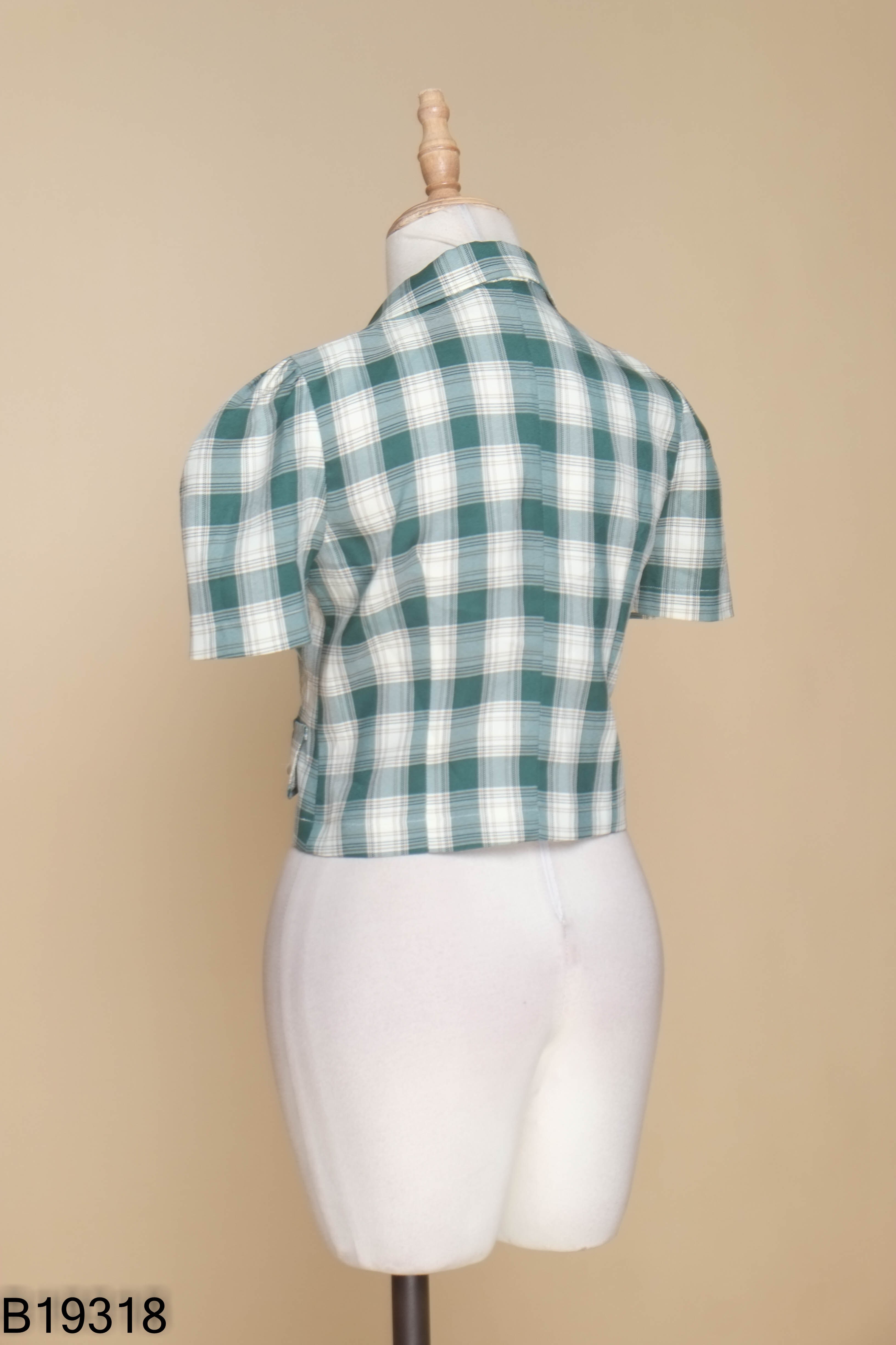 Áo xanh caro cổ vest tay bồng
