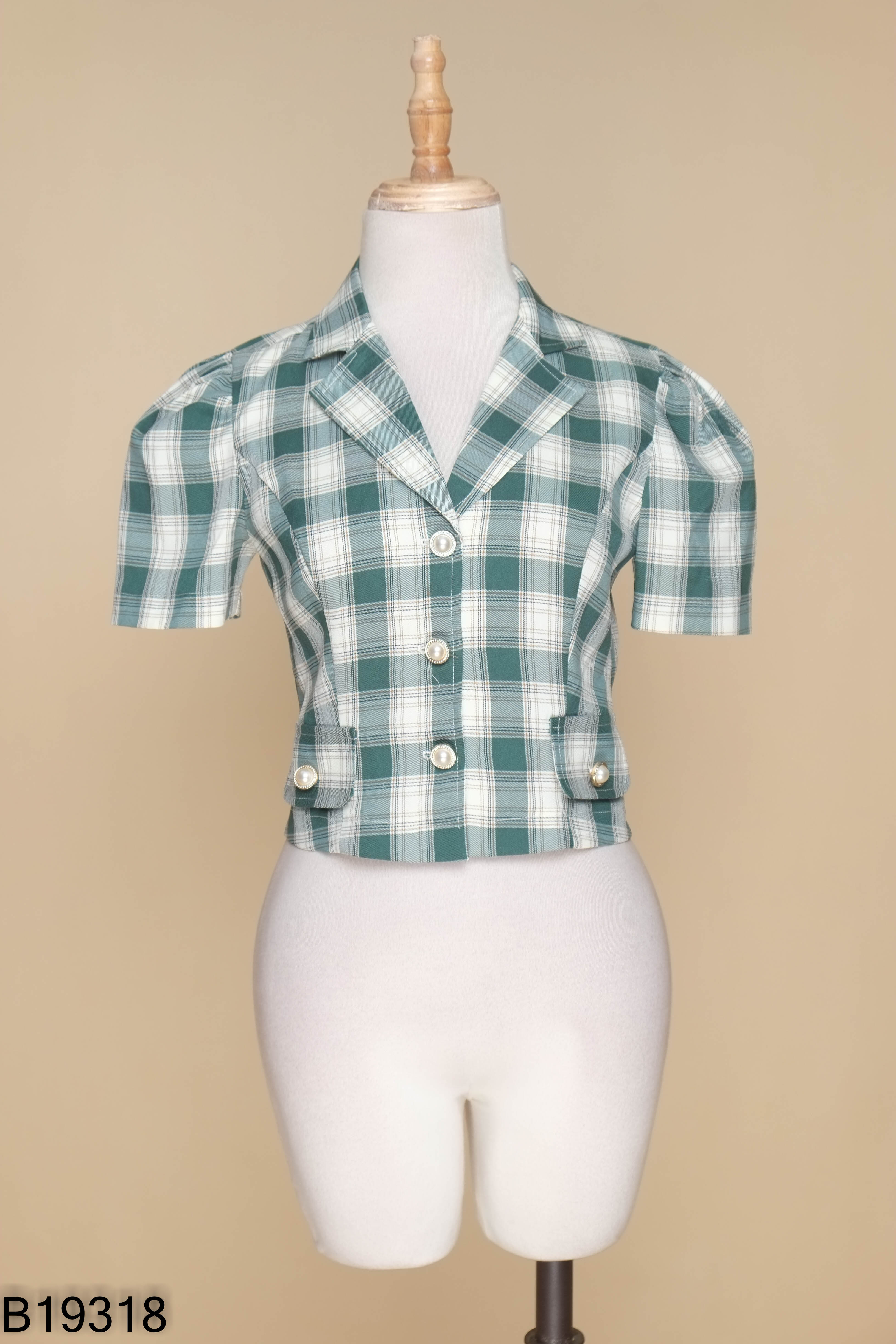 Áo xanh caro cổ vest tay bồng