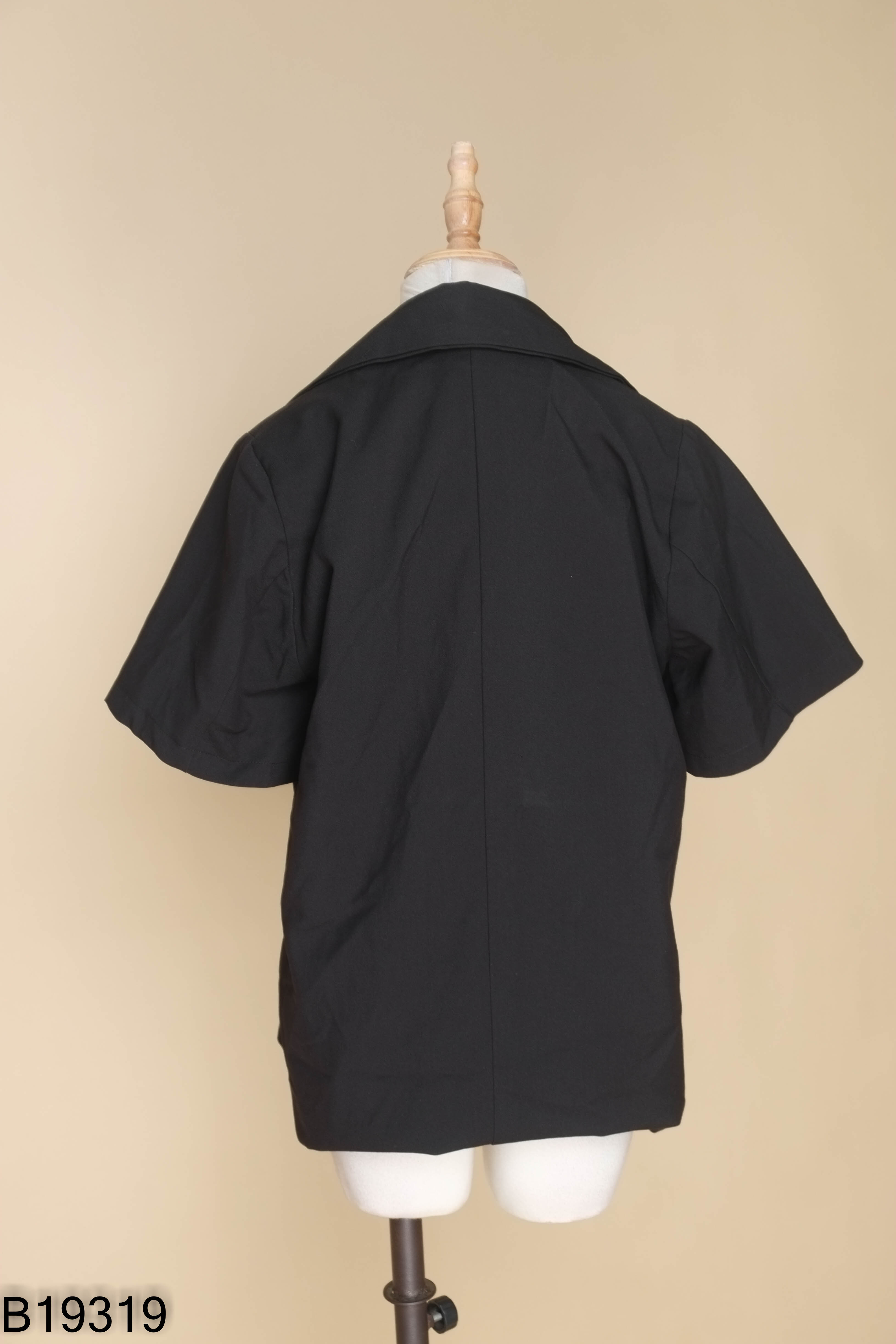 Áo khoác vest đen cộc tay