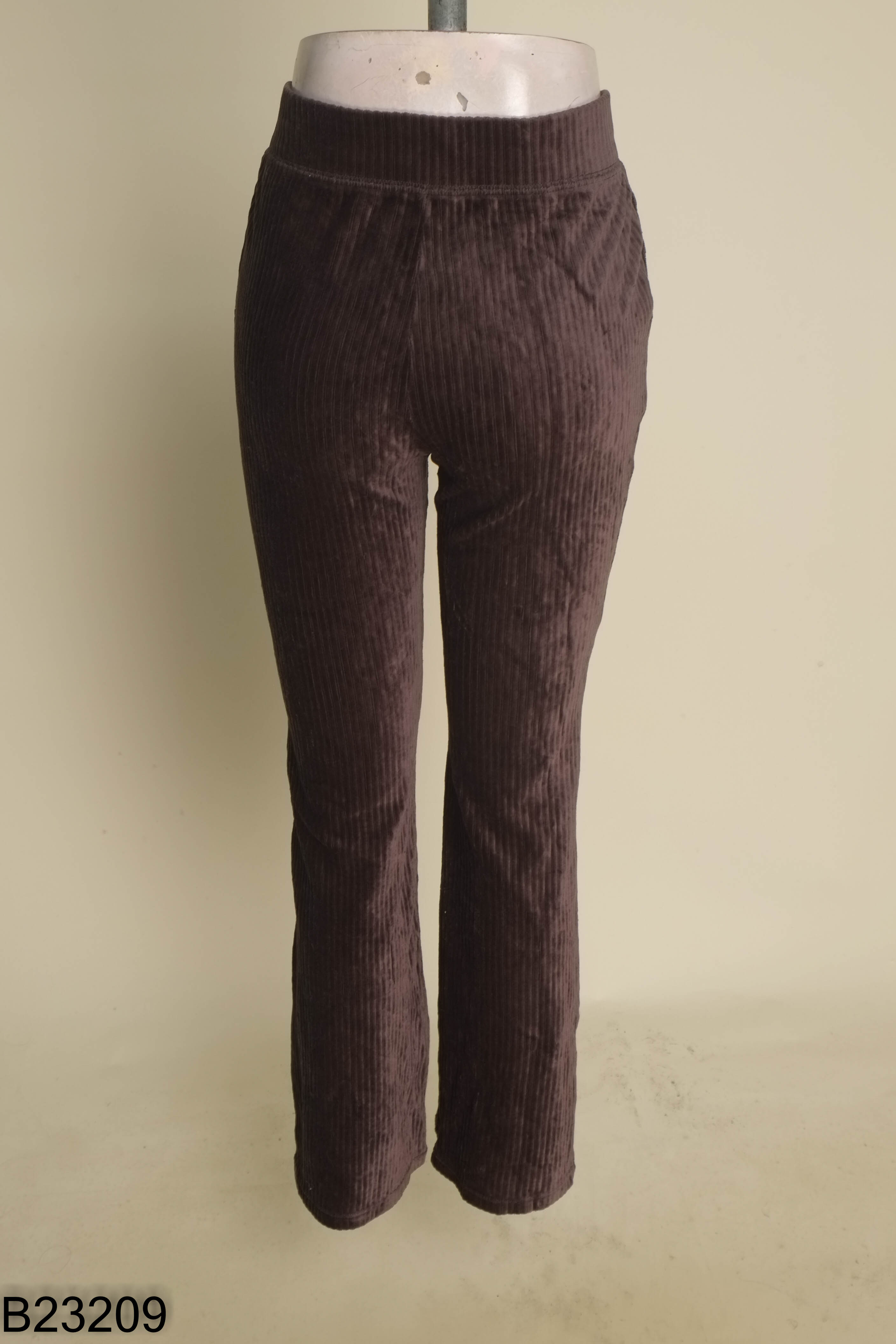 Quần UNIQLO nhung xanh rêu