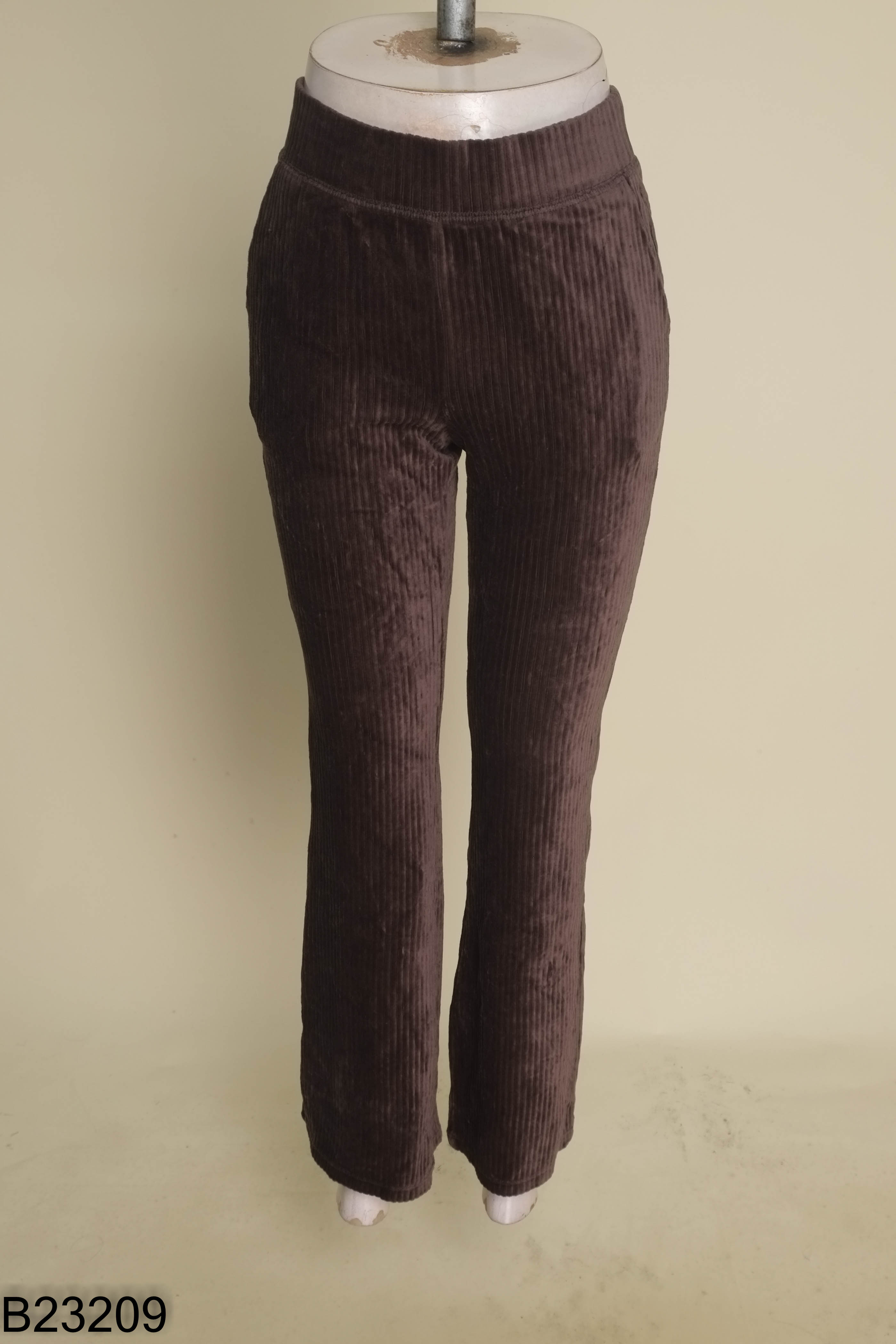 Quần UNIQLO nhung xanh rêu