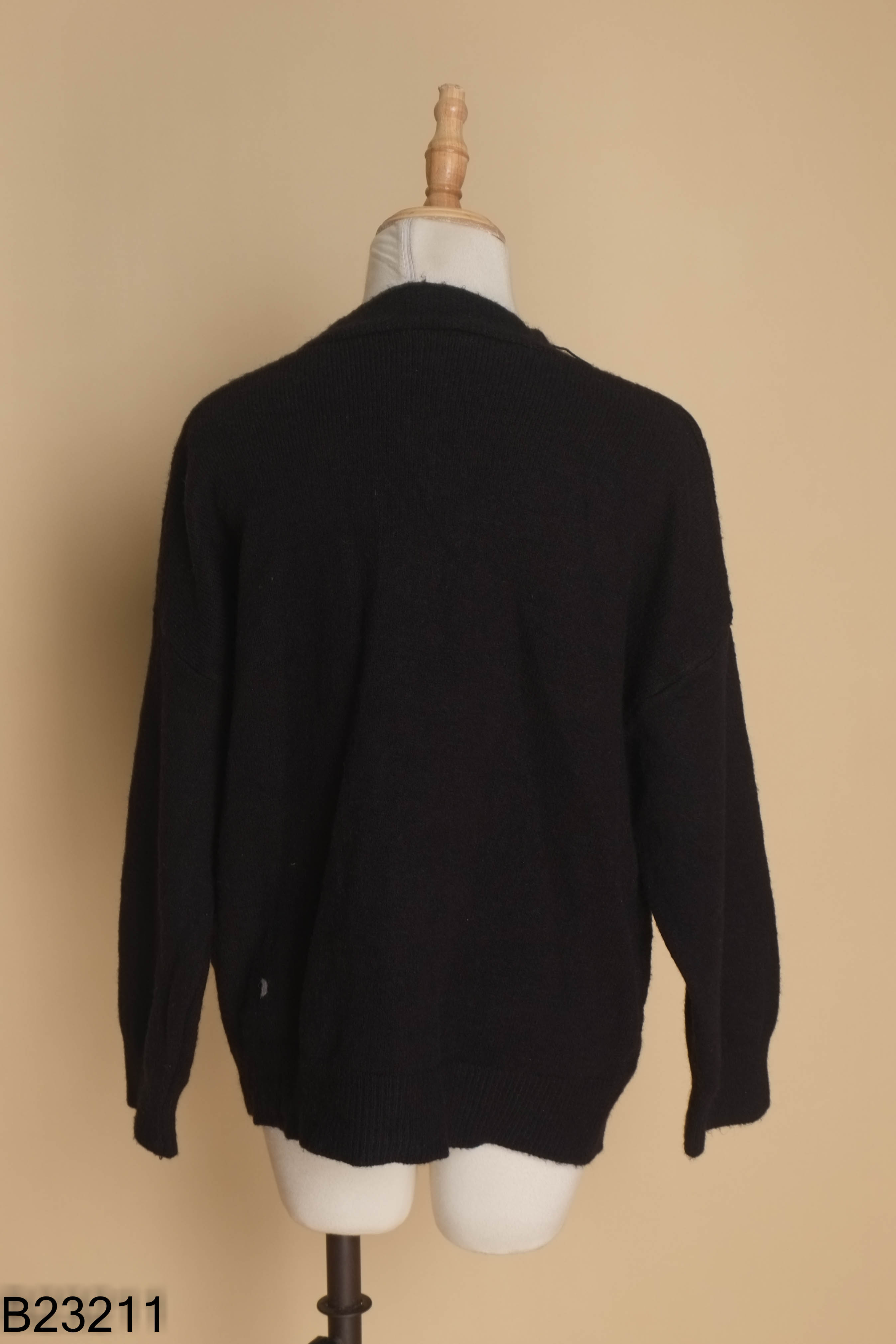 Cardigan len đen cúc trắng