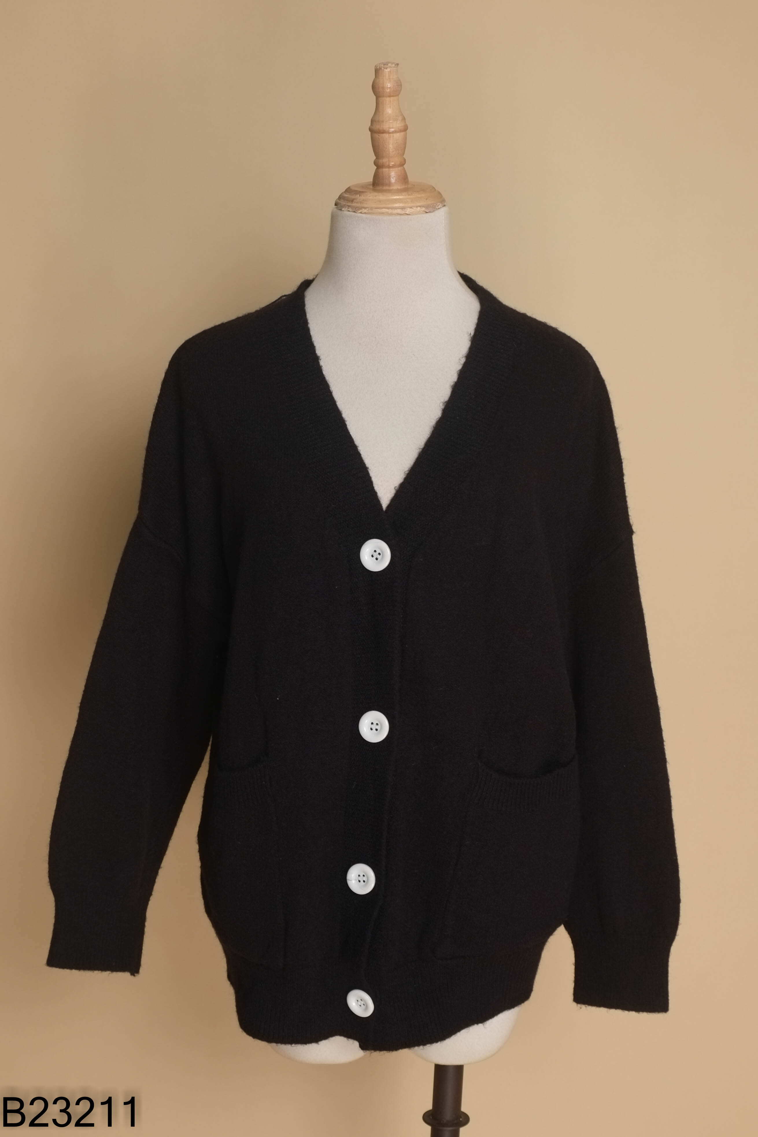Cardigan len đen cúc trắng