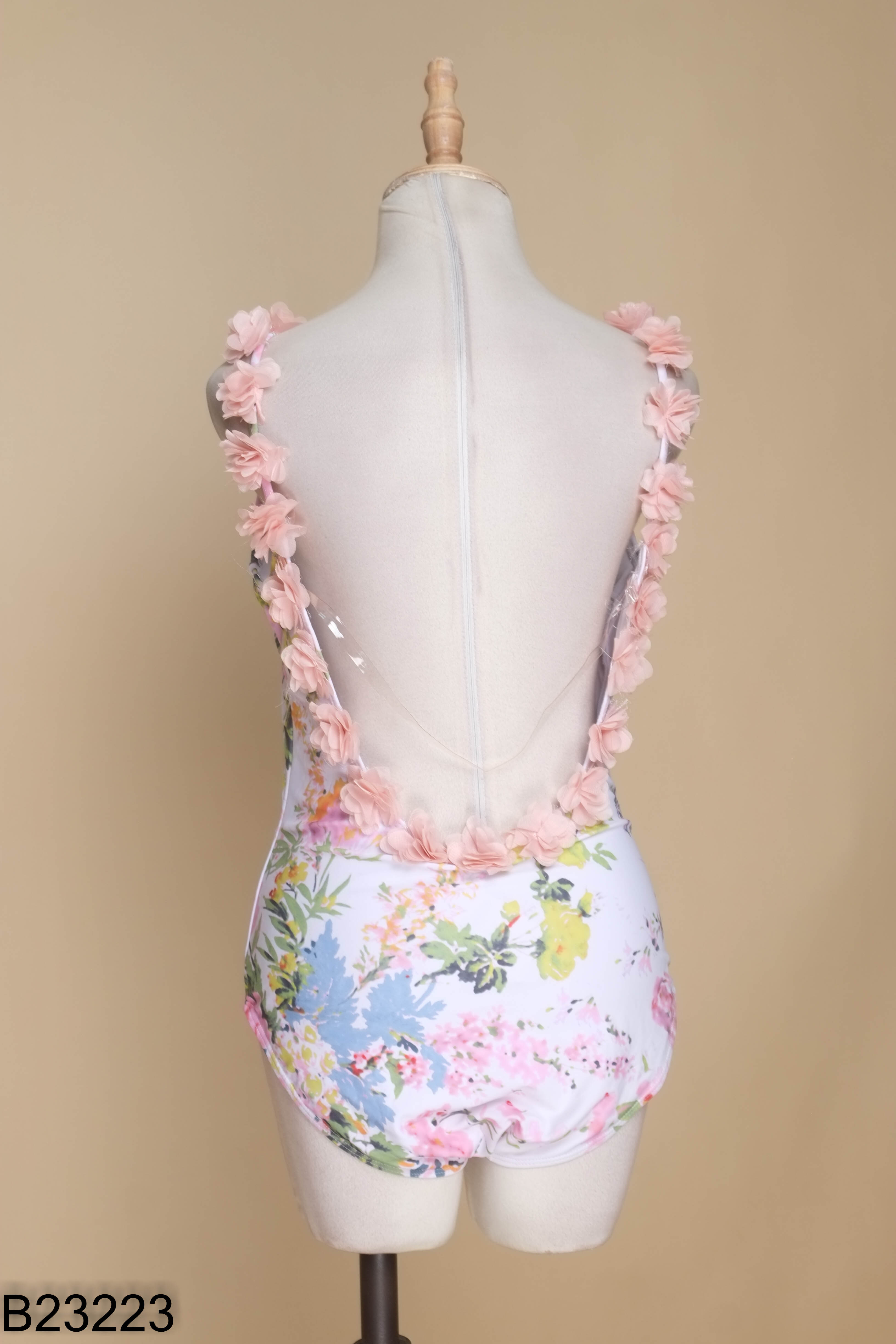 Bikini trắng họa tiết hồng