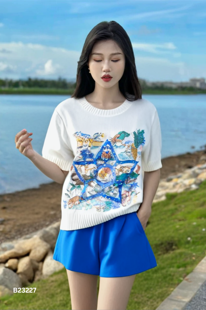 Áo len trắng thêu hình QC
