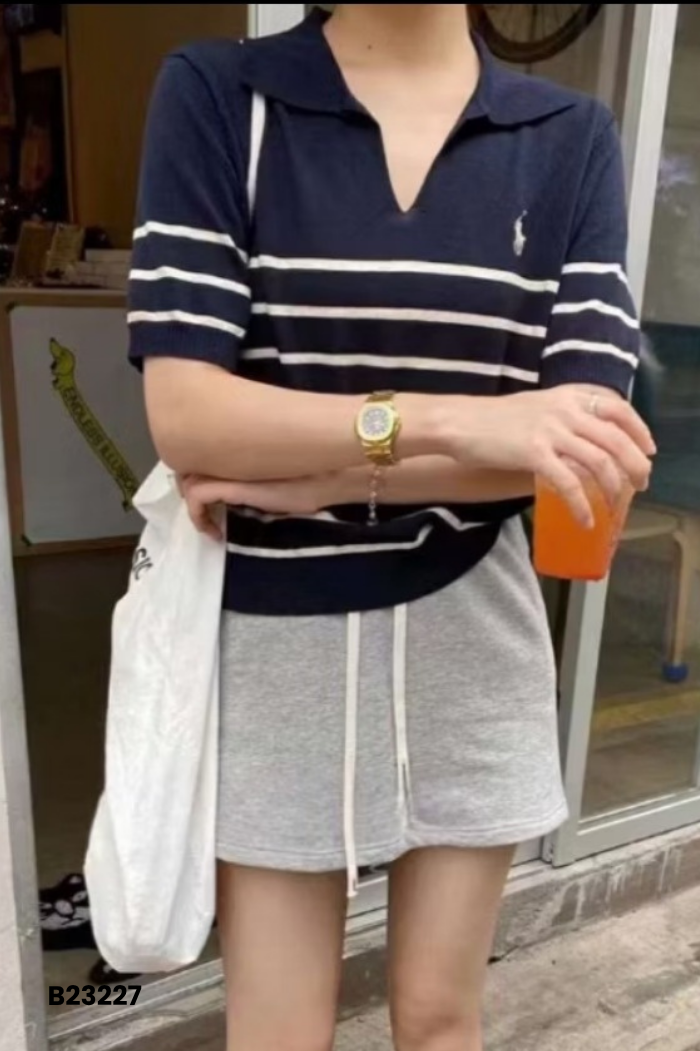 Áo len xanh than sọc be