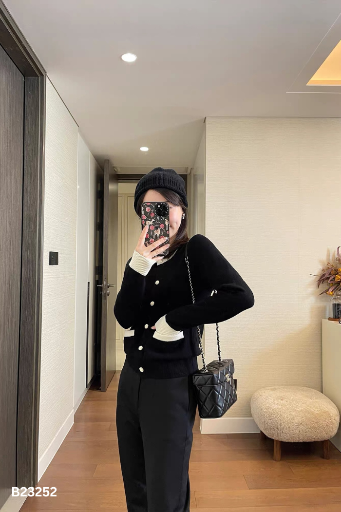 Áo len đen phối viền trắng