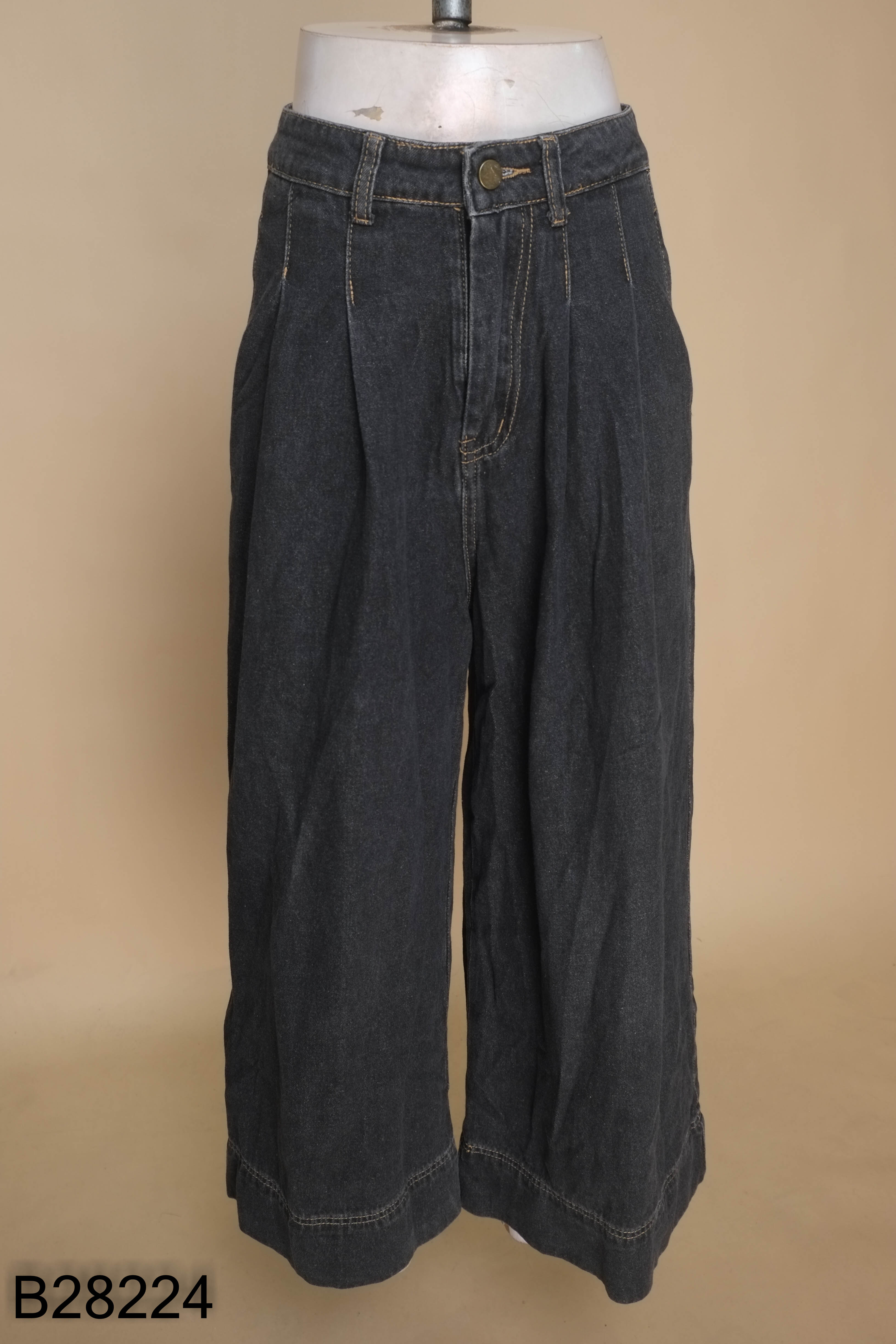 Quần jeans xanh ống rộng
