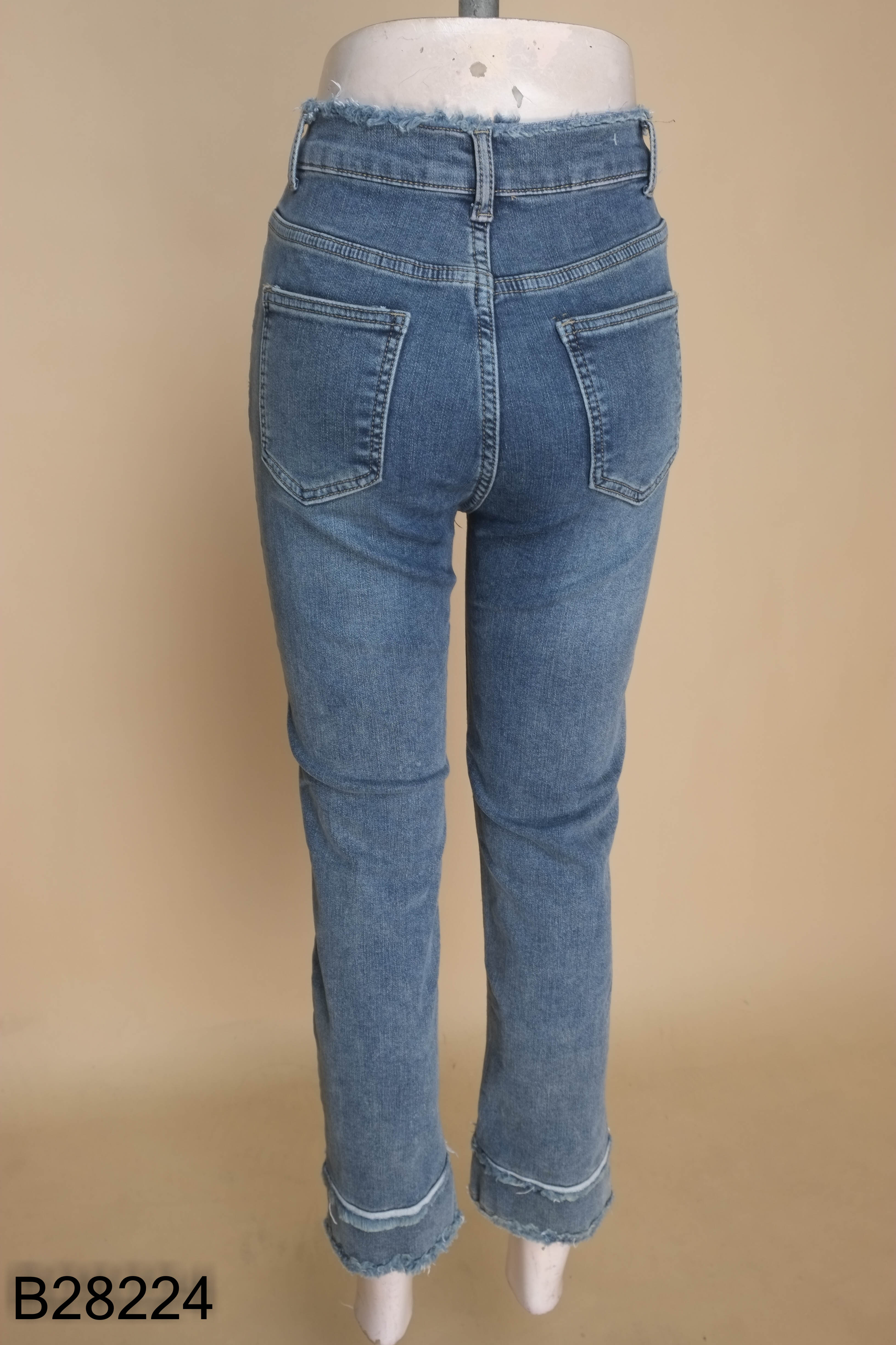 Quần jeans xanh tua rua