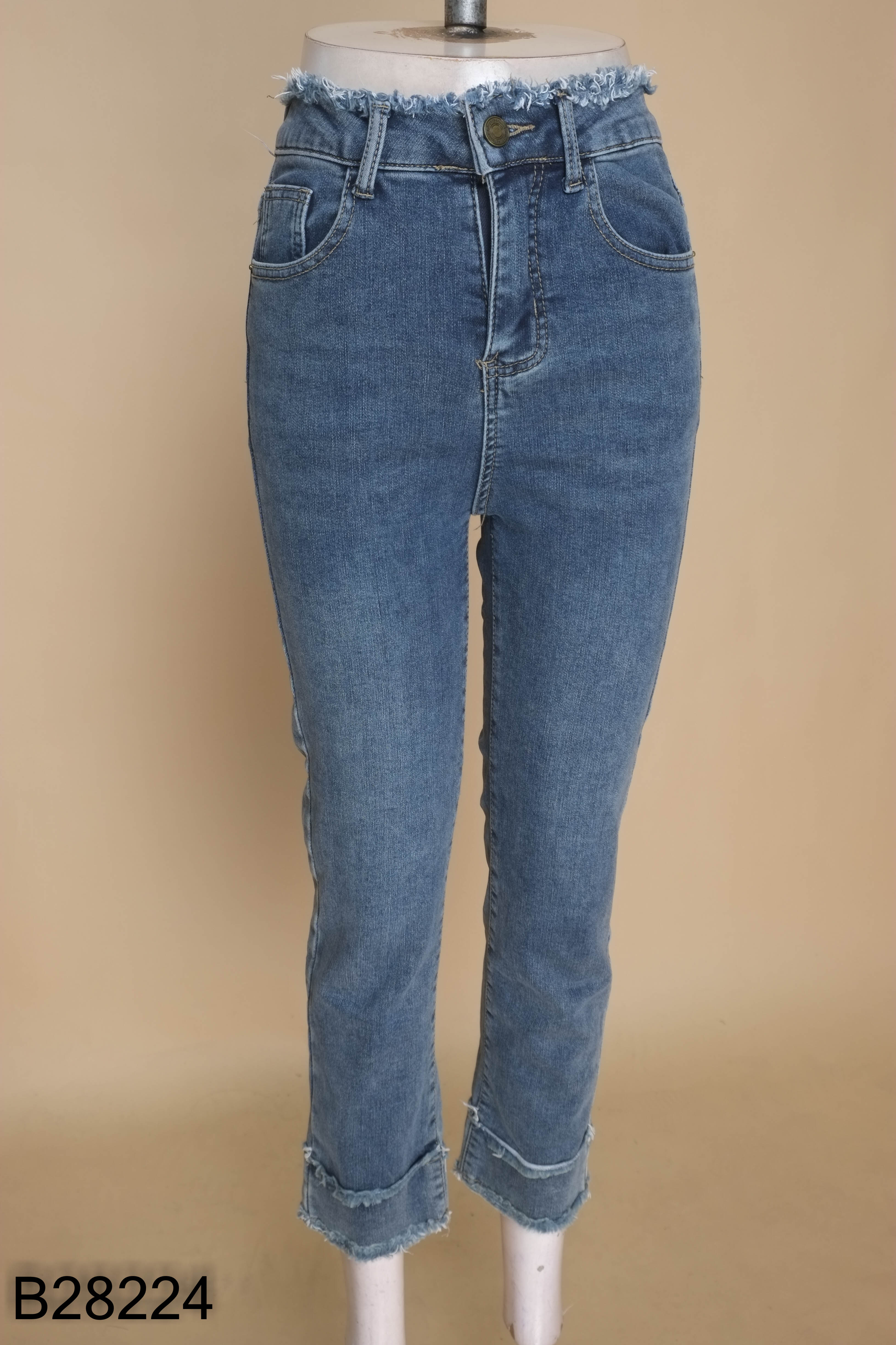 Quần jeans xanh tua rua