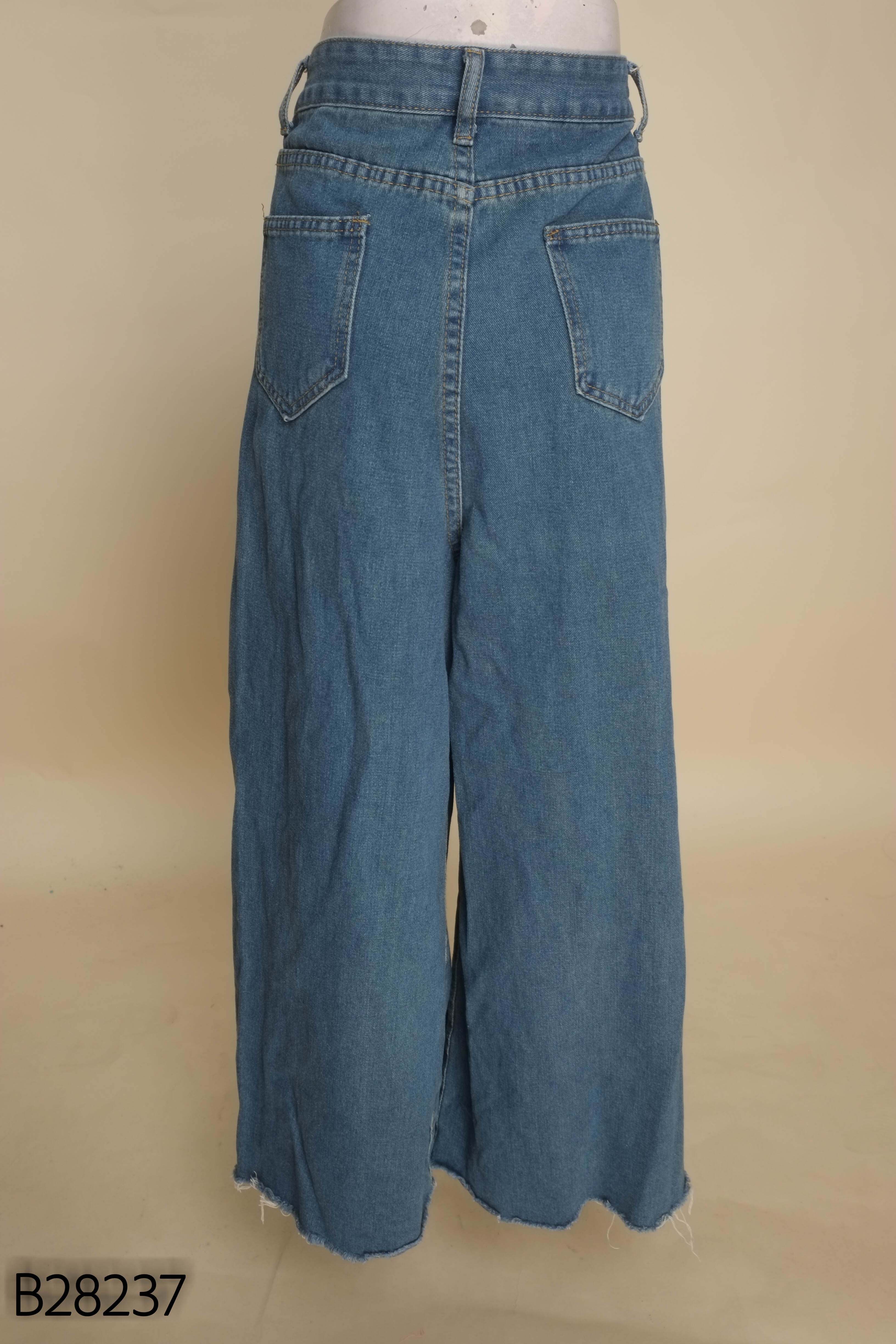 Quần jeans xanh túi trước