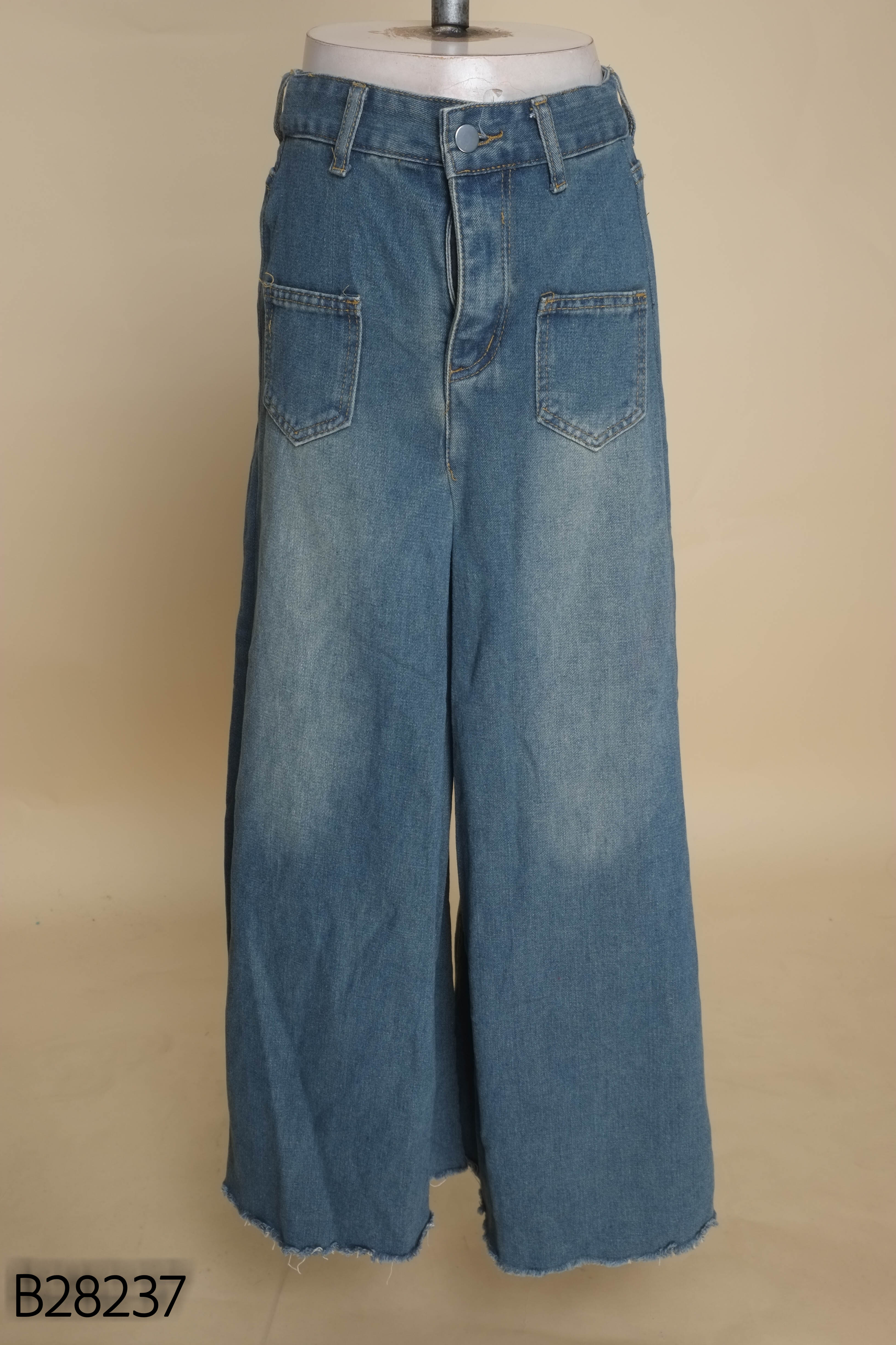 Quần jeans xanh túi trước