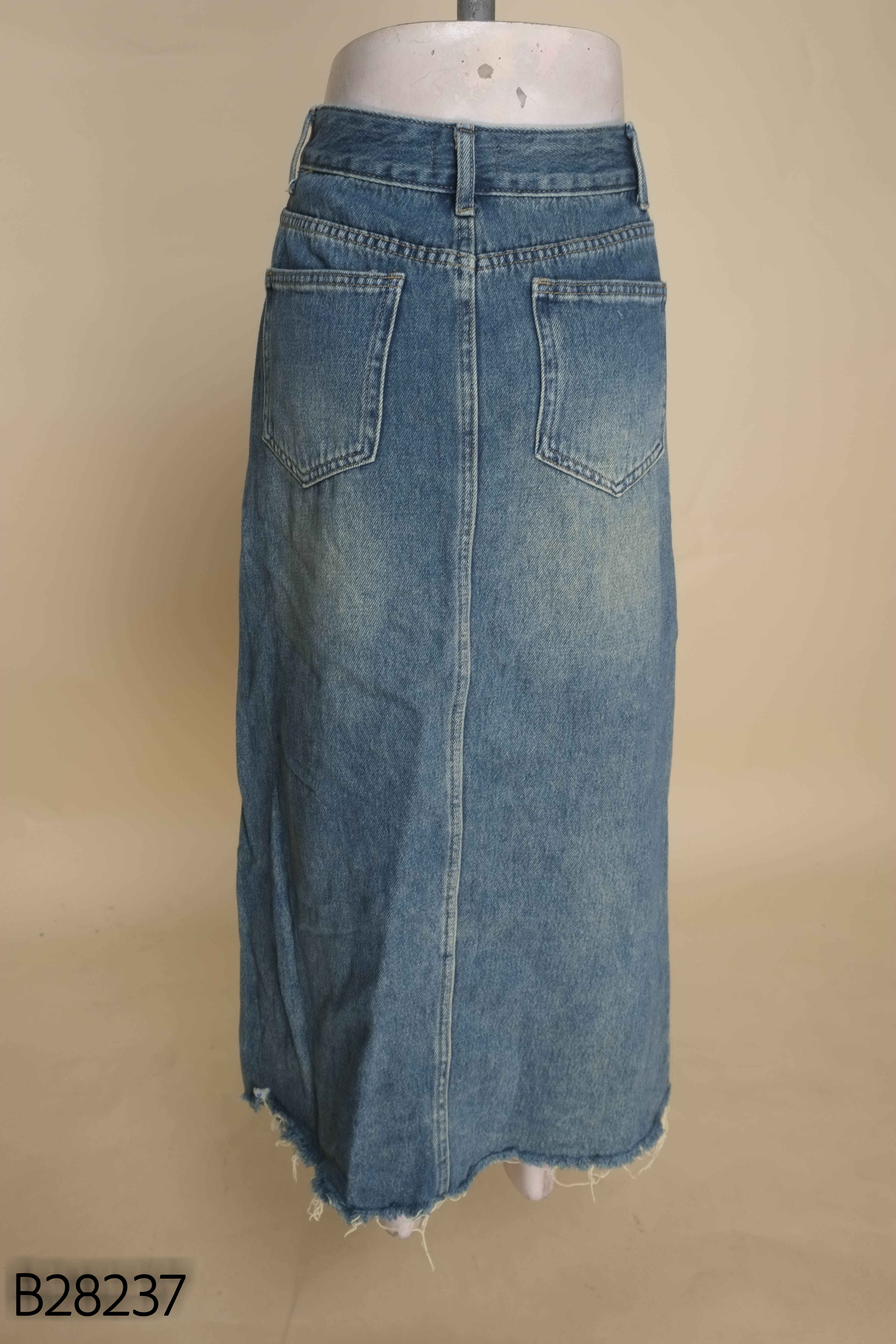Chân váy jeans xanh xẻ tà