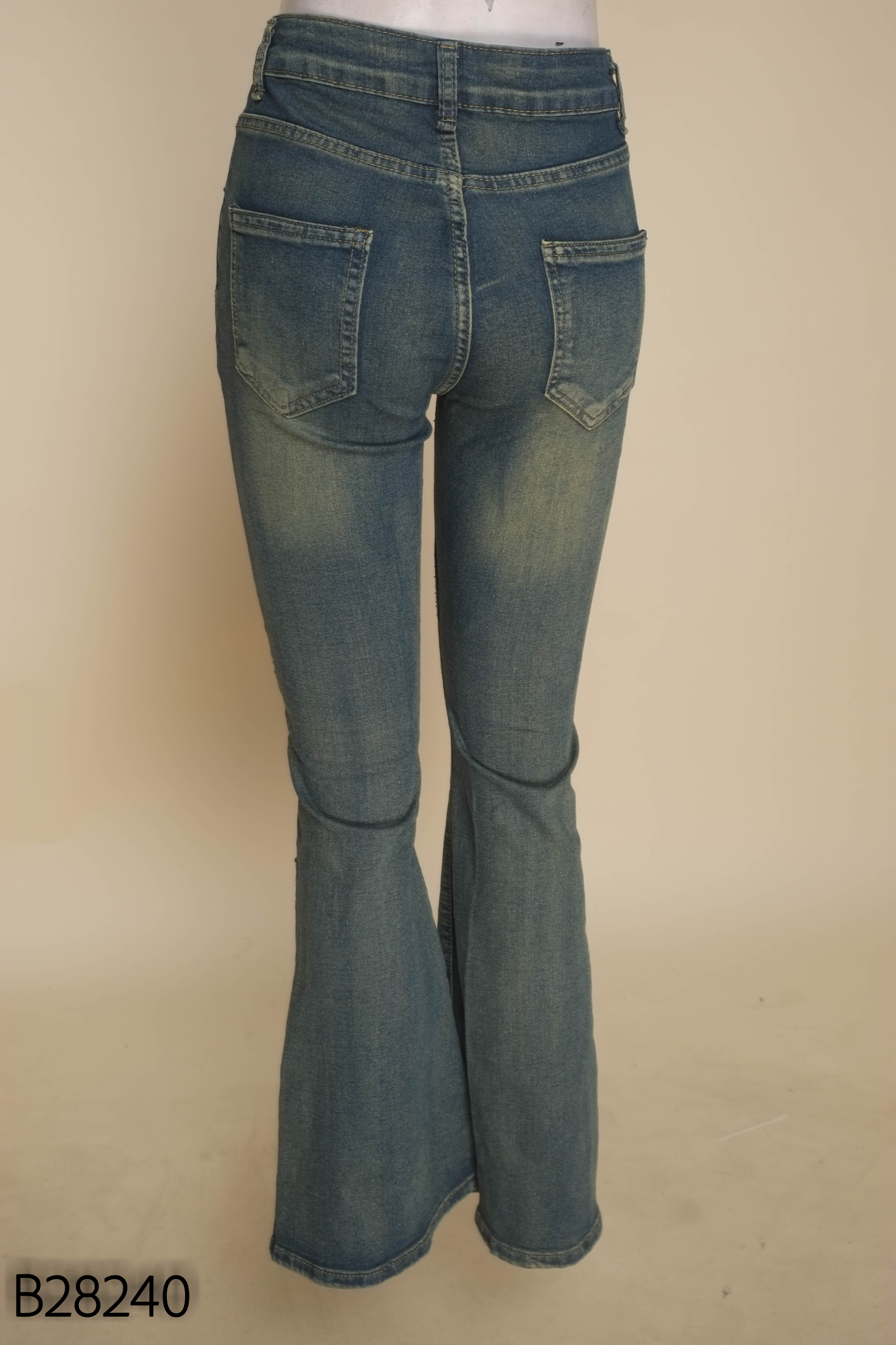 Quần jeans xanh loe đính hạt