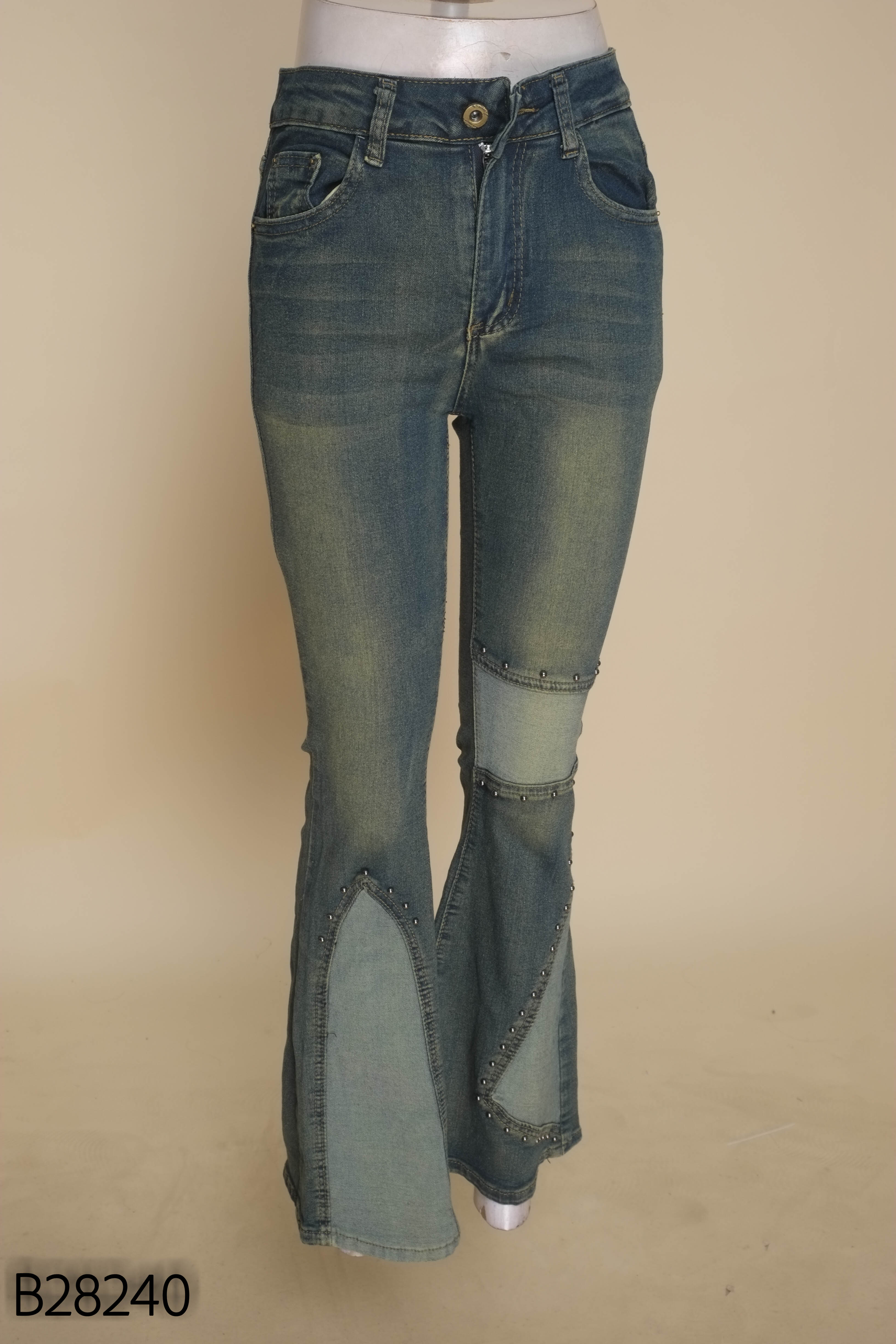 Quần jeans xanh loe đính hạt