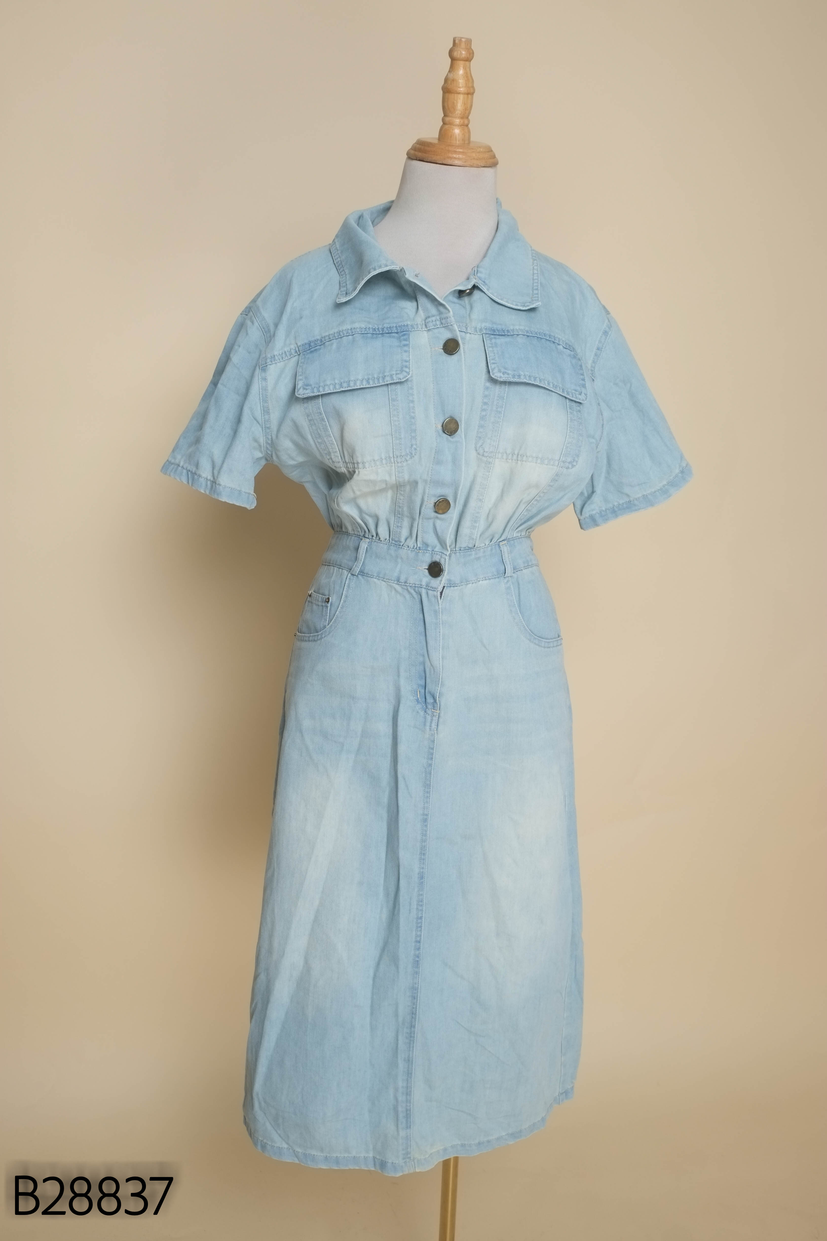 Váy jeans xanh nhạt phối cúc