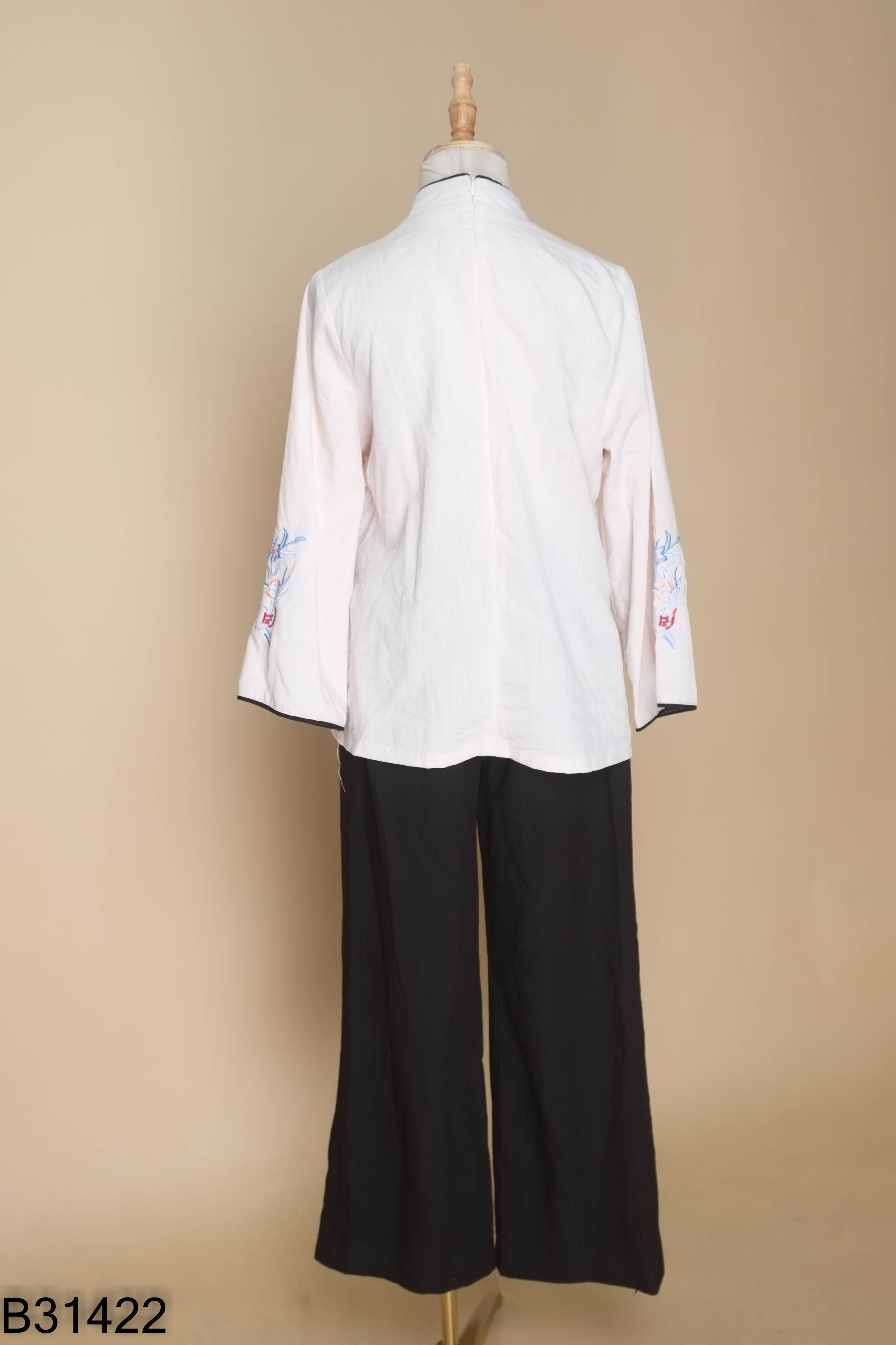 Set Áo be thêu hoa +quần đen