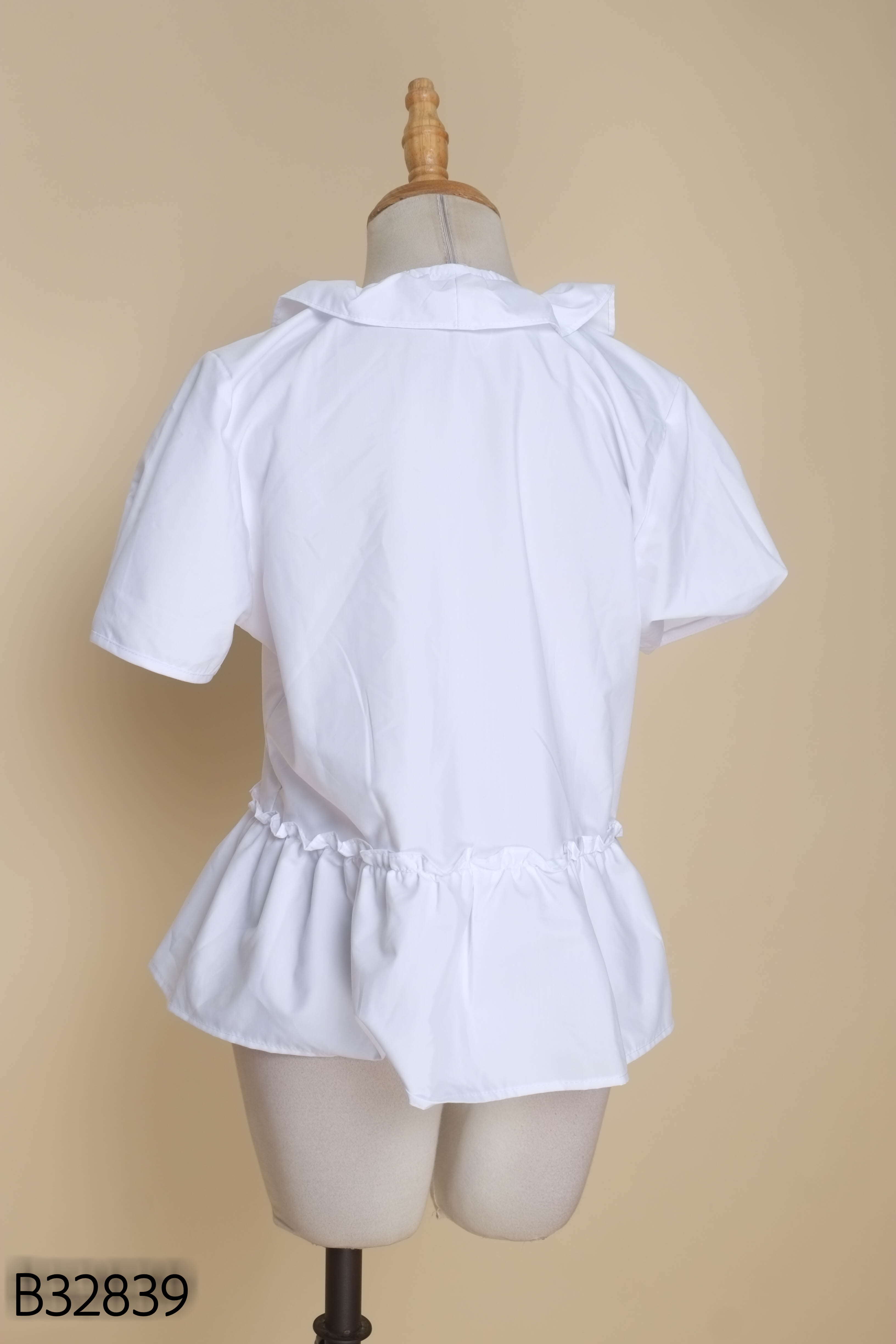 Áo kiểu trắng cổ tim