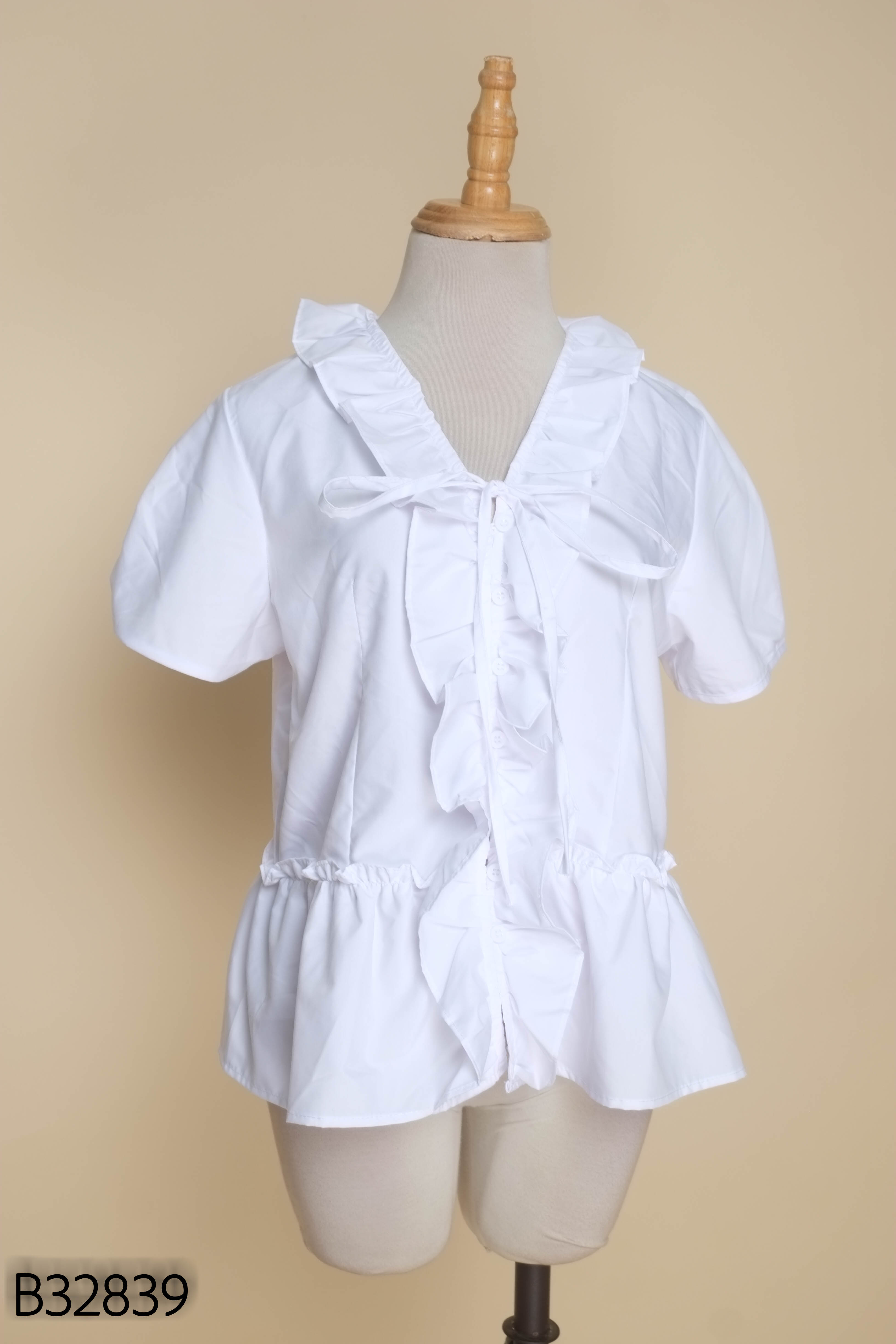 Áo kiểu trắng cổ tim