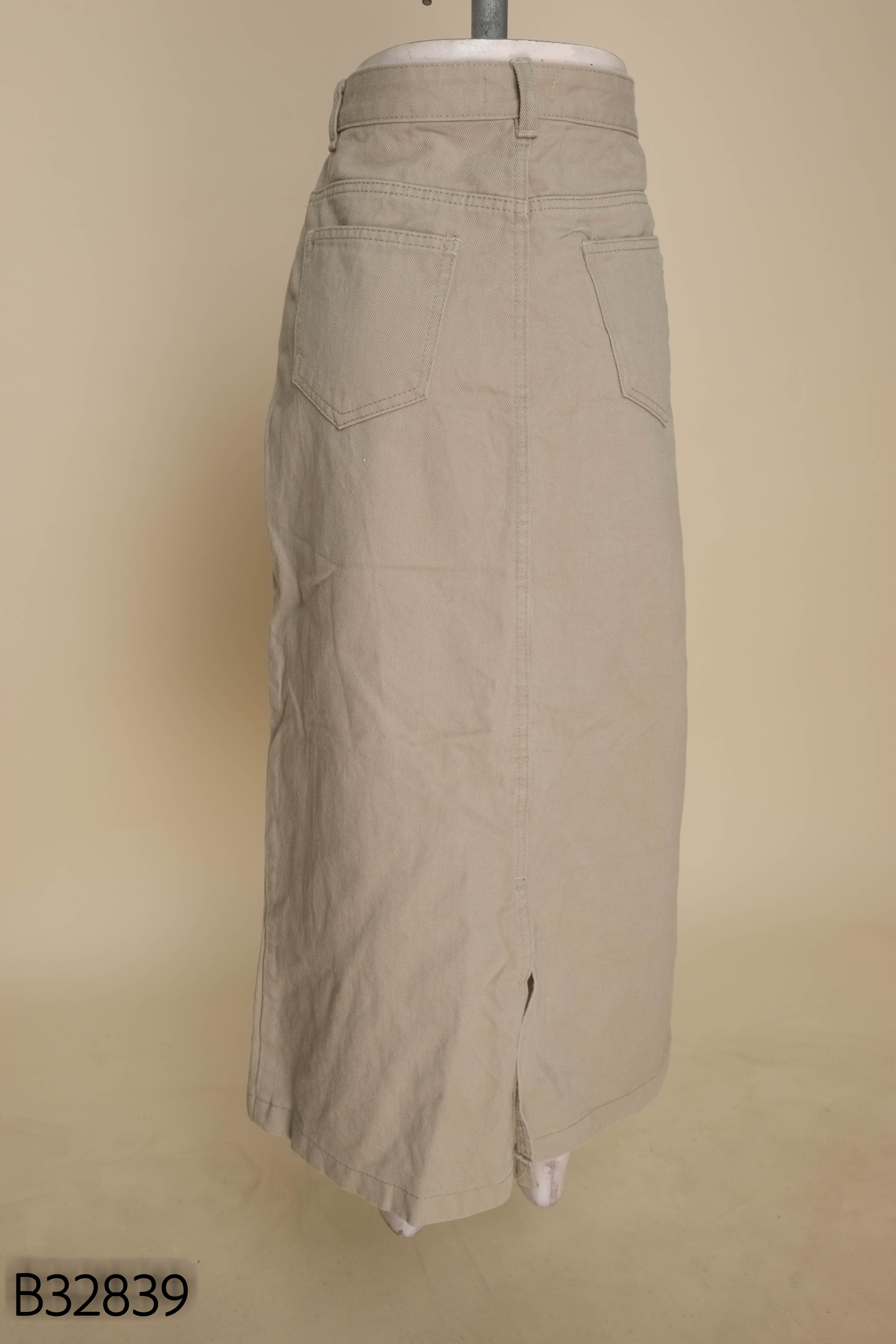 Chân váy jeans nâu thêu ngựa