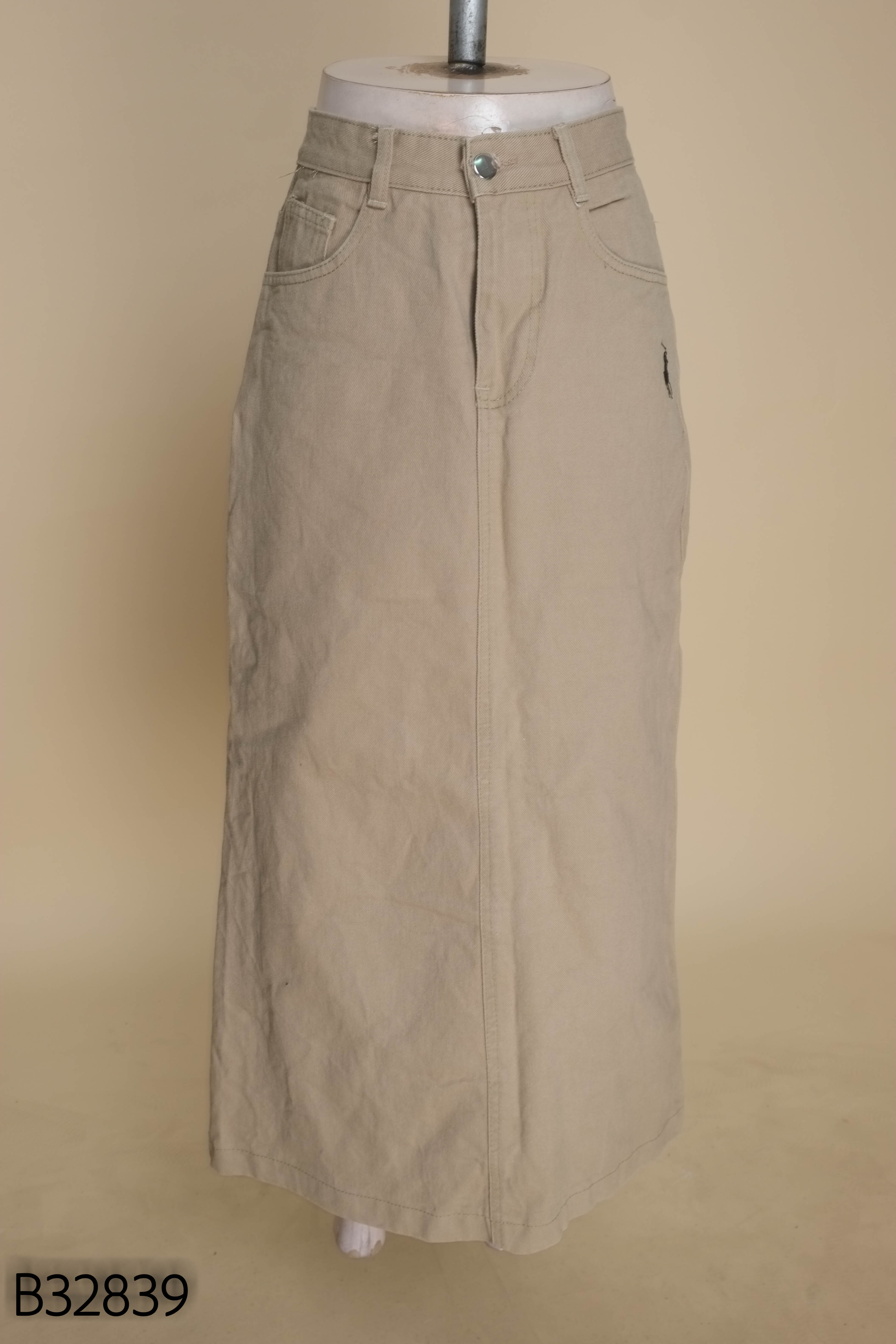Chân váy jeans nâu thêu ngựa