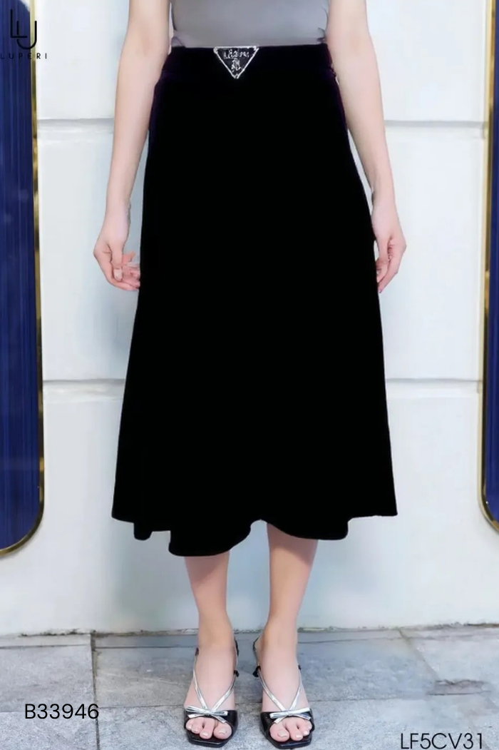 Chân váy nhung đen phối thắt lưng