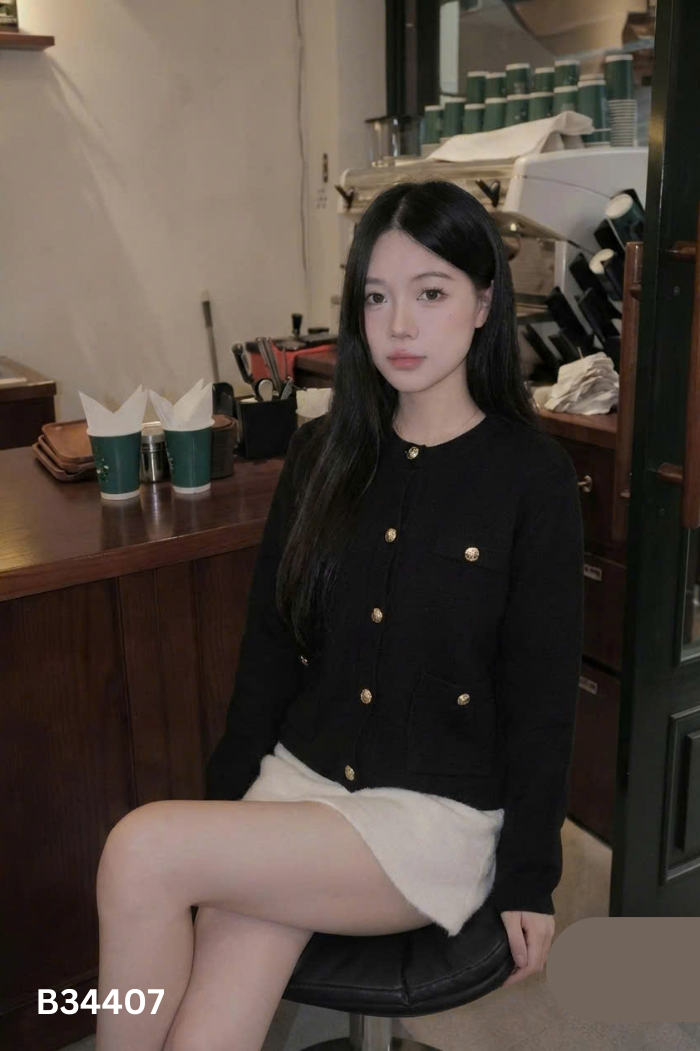 Áo len đen phối cúc vàng