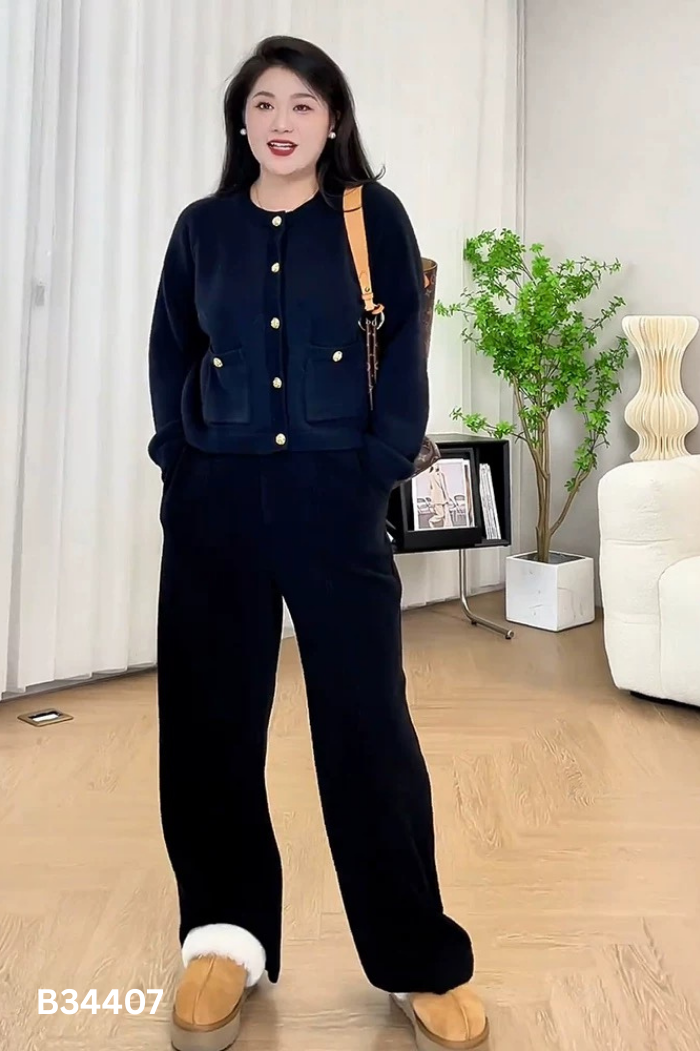 Áo len đen phối cúc