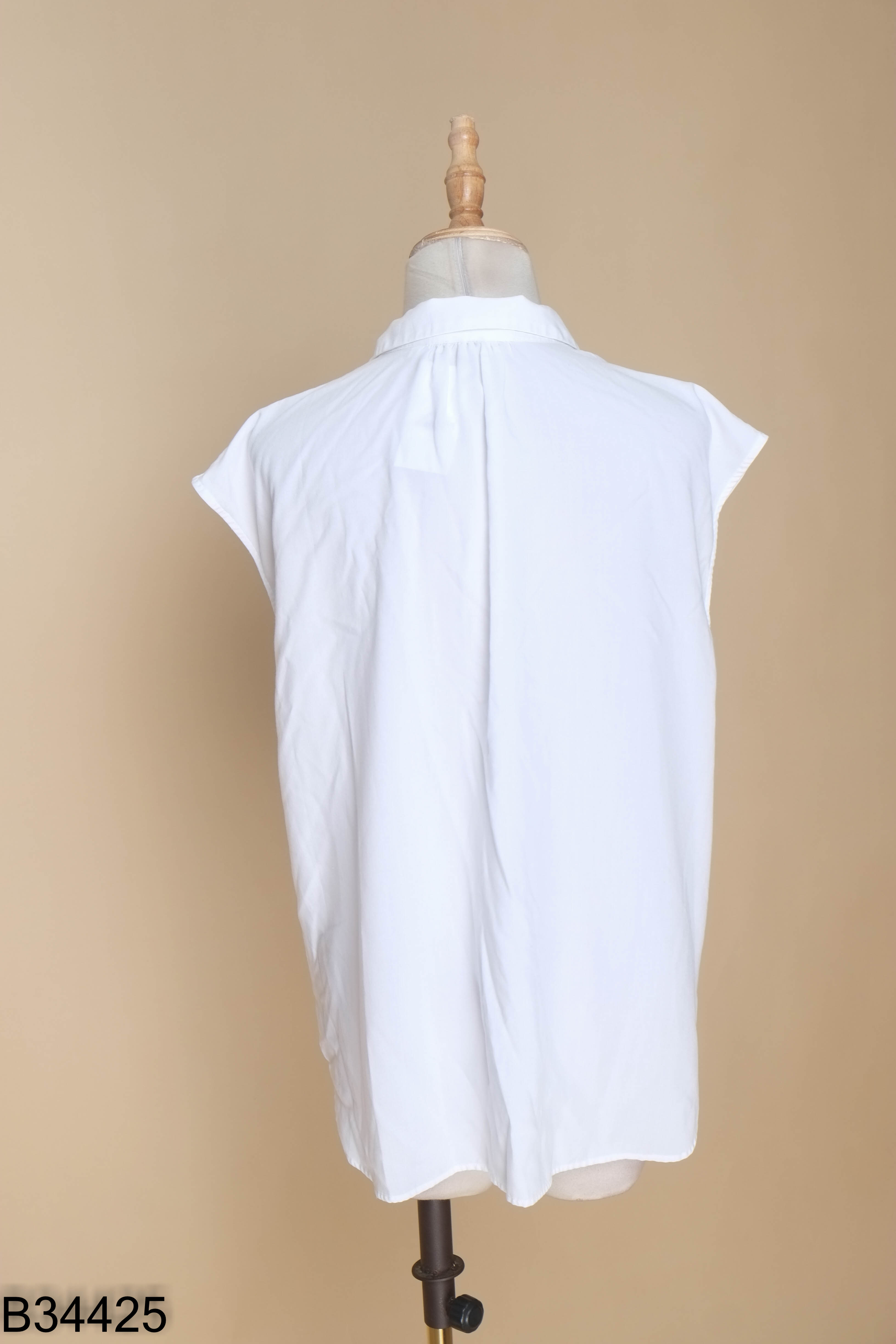 Áo sơ mi trắng UNIQLO không tay