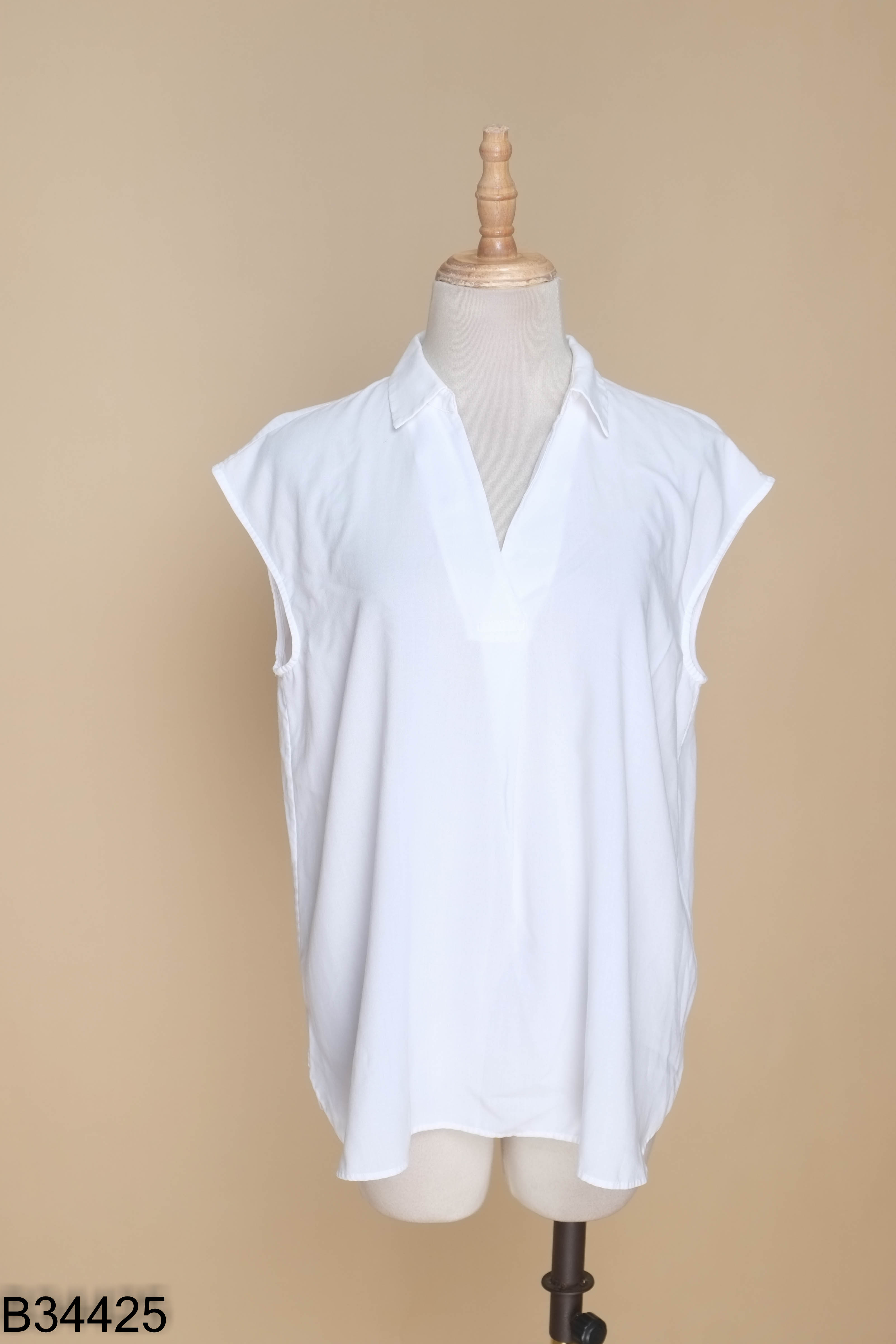 Áo sơ mi trắng UNIQLO không tay