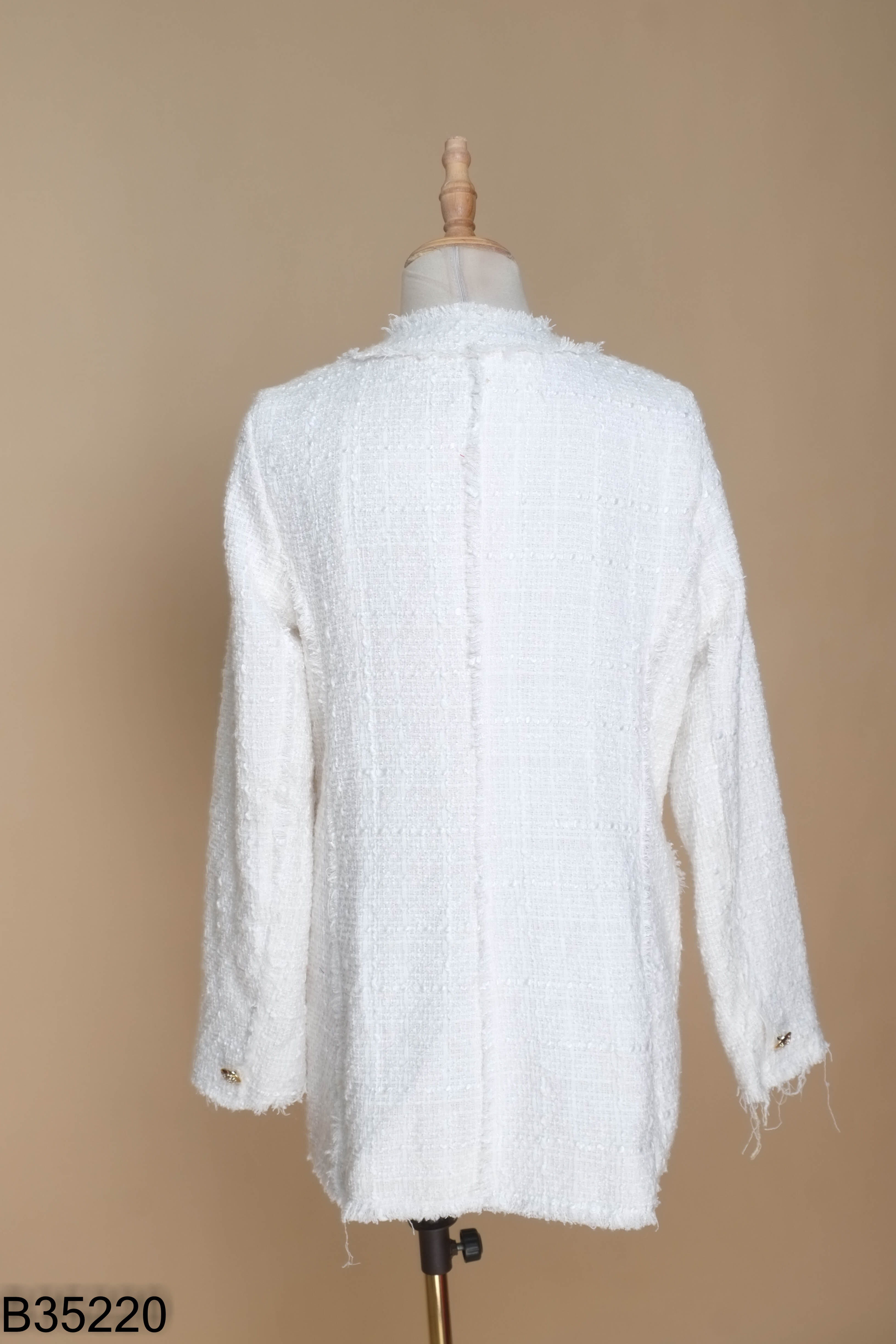 Áo dạ tweed trắng phối cúc vàng