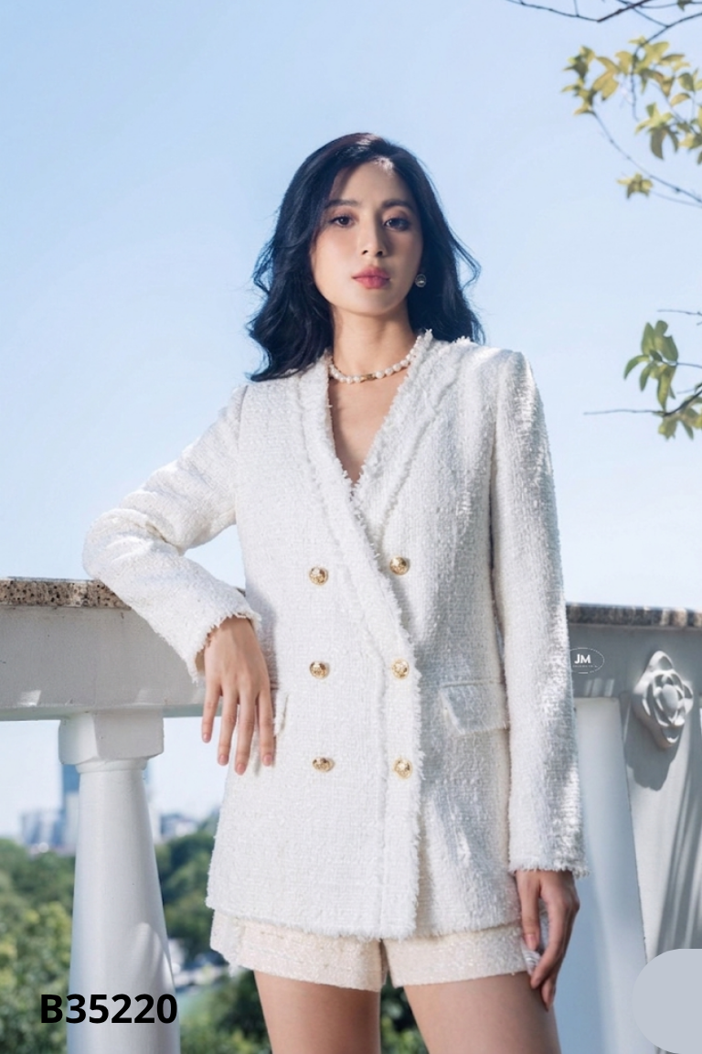 Áo dạ tweed trắng phối cúc vàng