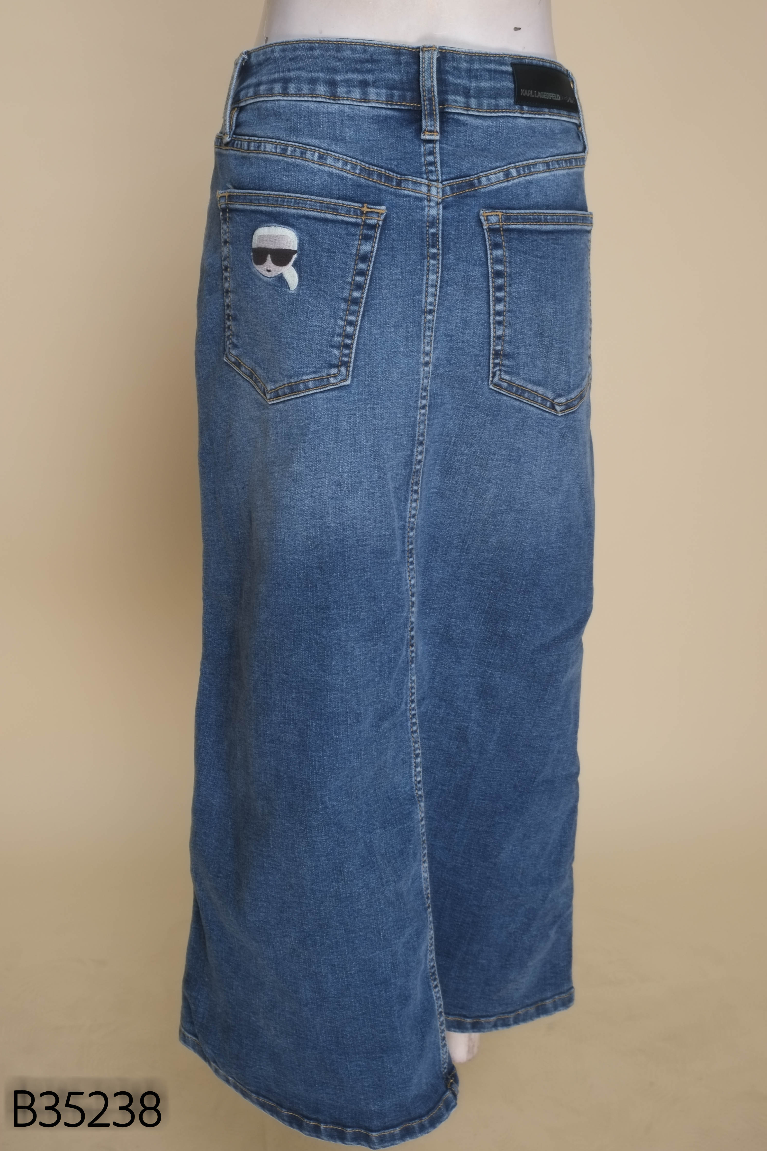 Chân váy jeans xanh KARL LAGERFELD xẻ giữa