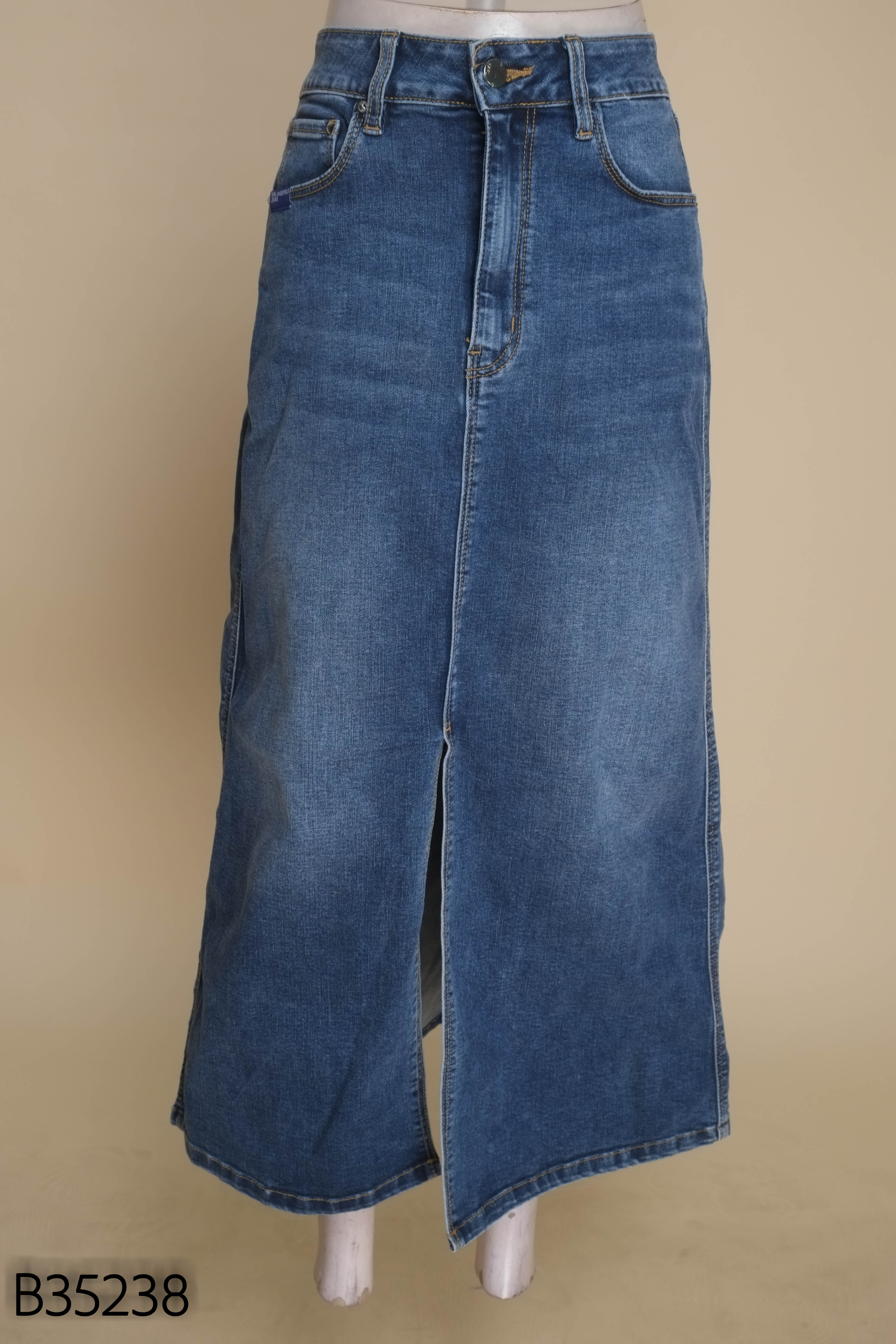 Chân váy jeans xanh KARL LAGERFELD xẻ giữa